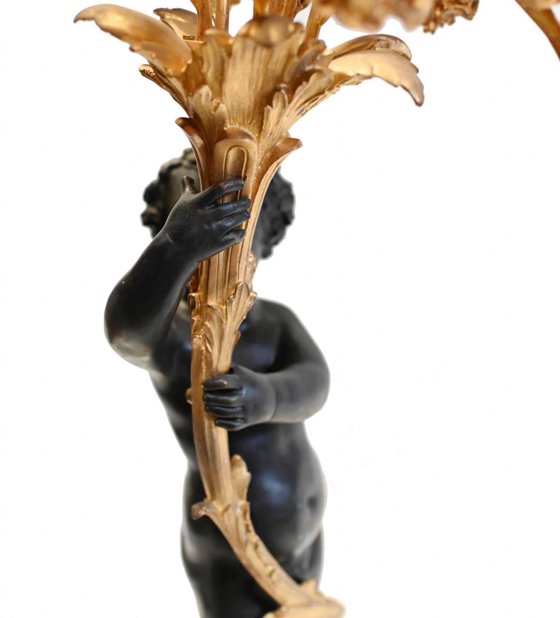 Coppia di candelabri in bronzo - grande candelabro francese a forma di cherubino in vendita 6