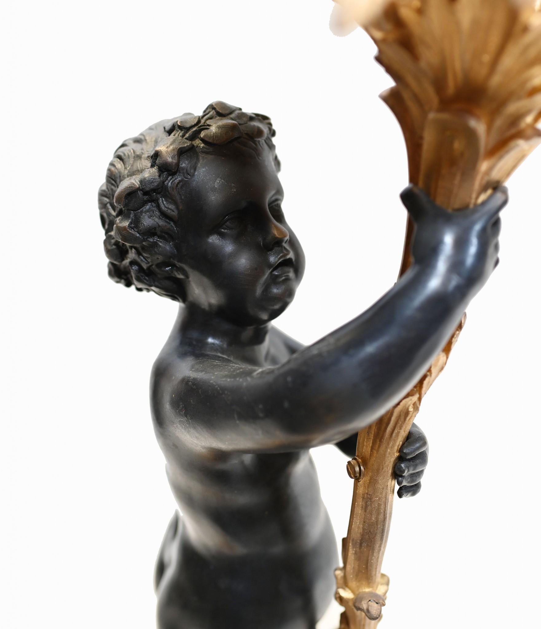 Coppia di candelabri in bronzo - grande candelabro francese a forma di cherubino in vendita 7
