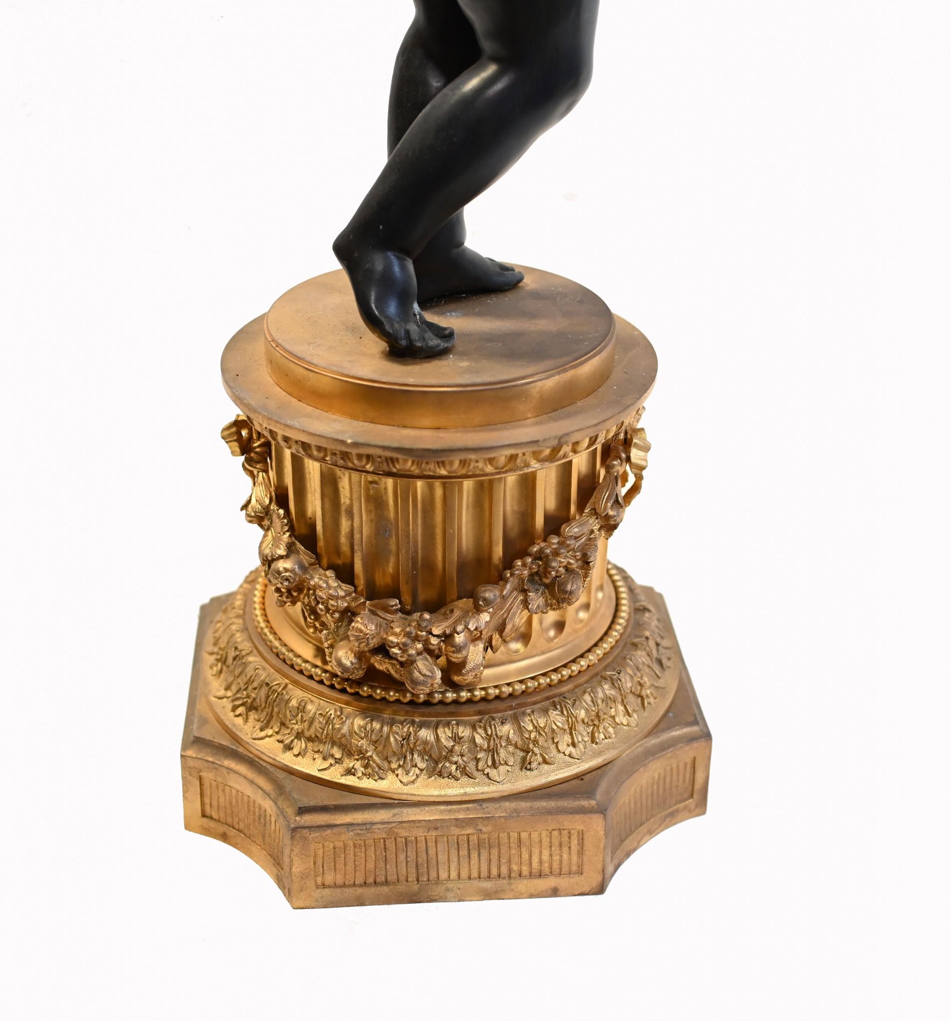 Splendida coppia di candelabri a cherubino in bronzo in stile Impero Francese
Le dimensioni sono buone, con un'altezza di un metro e 91 cm.
Classico look Impero francese, grande coppia guidata per interni
Alla maniera del famoso scultore in bronzo
