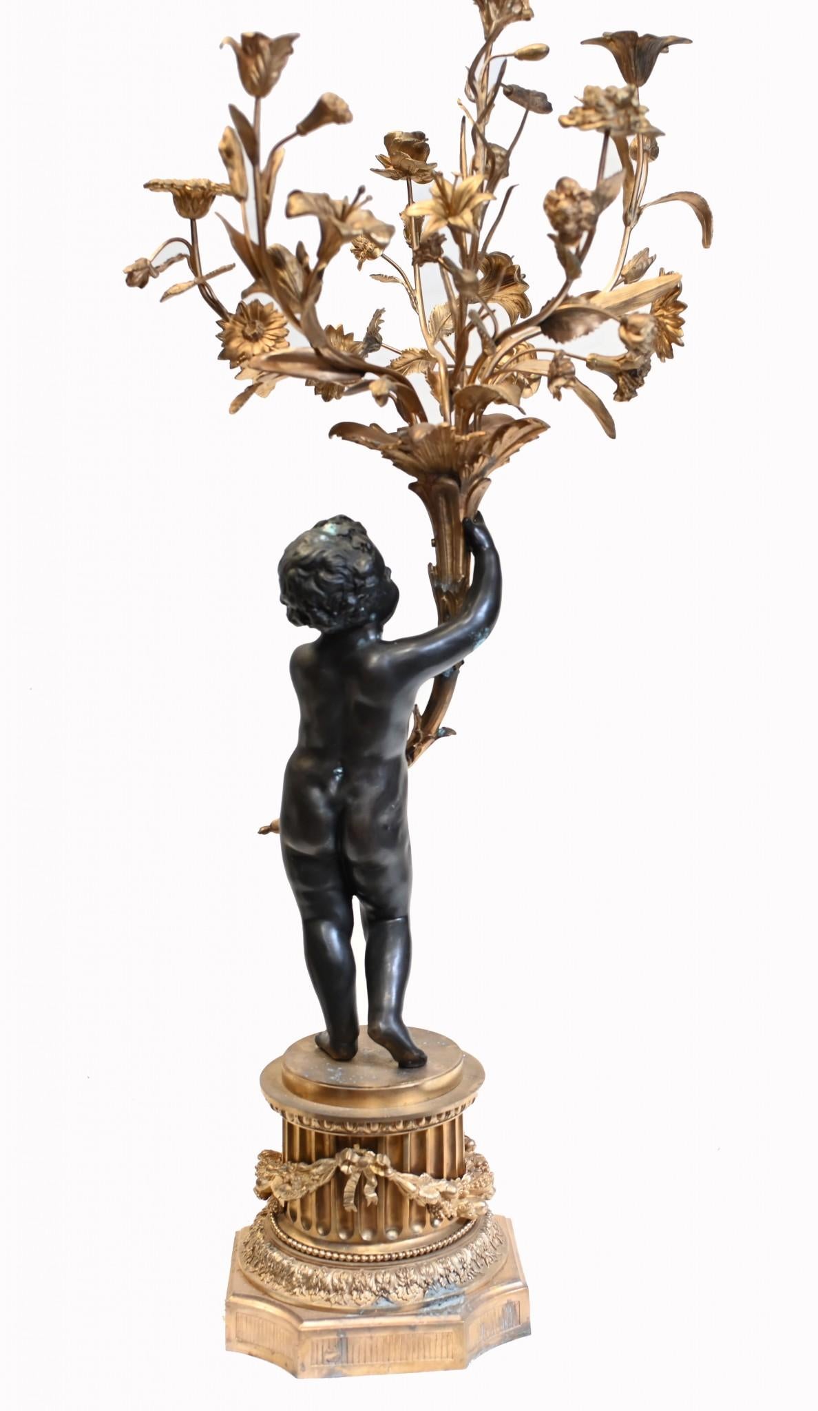 Stile impero Coppia di candelabri in bronzo - grande candelabro francese a forma di cherubino in vendita