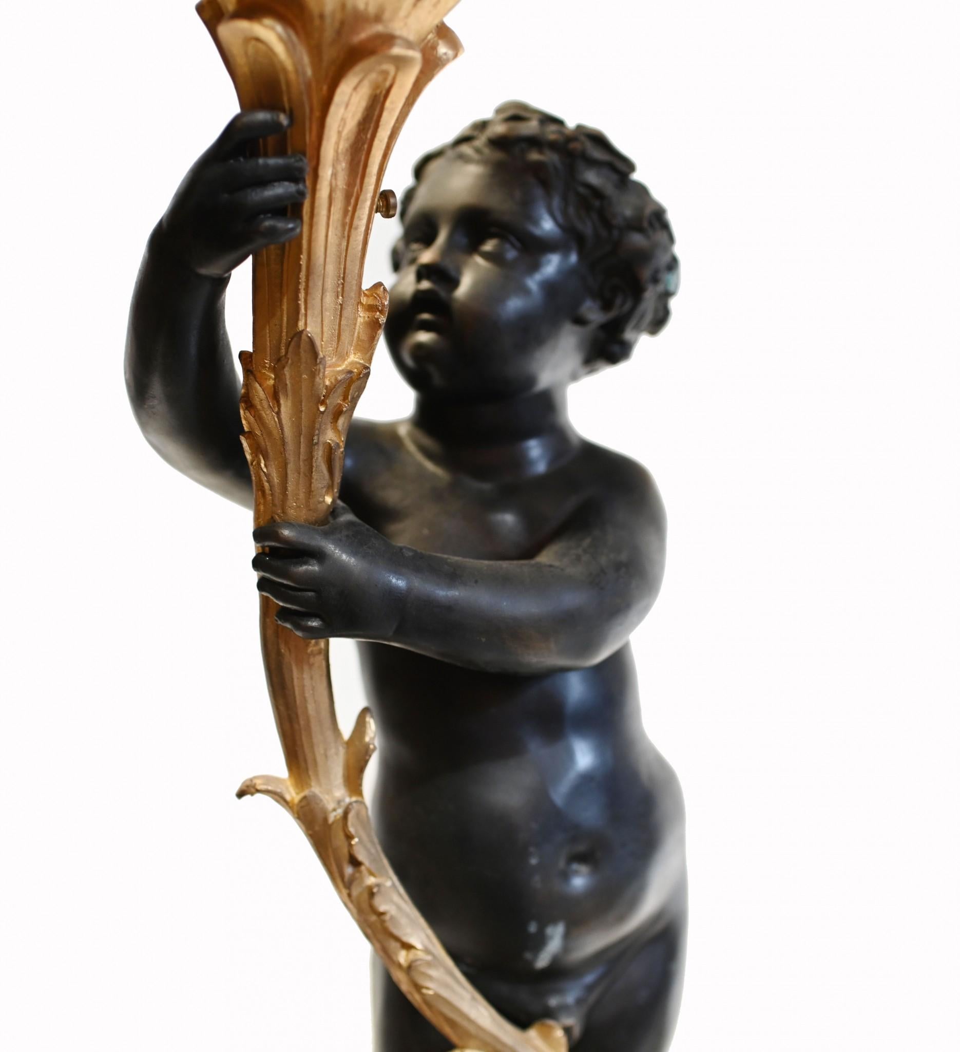 Bronzo Coppia di candelabri in bronzo - grande candelabro francese a forma di cherubino in vendita