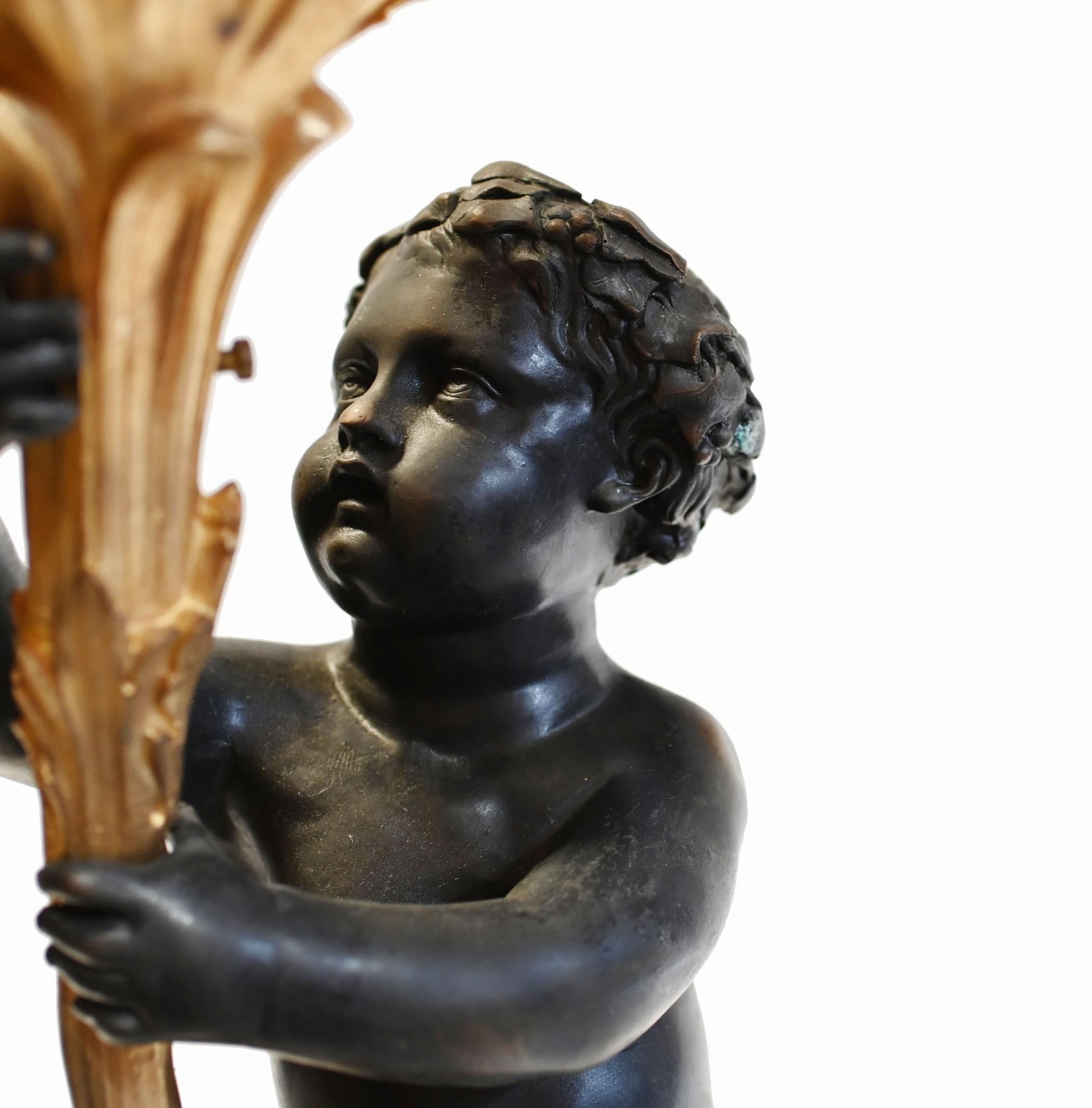 Coppia di candelabri in bronzo - grande candelabro francese a forma di cherubino in vendita 1
