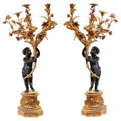 Pareja de candelabros de bronce - Gran clodión francés de estilo querubín