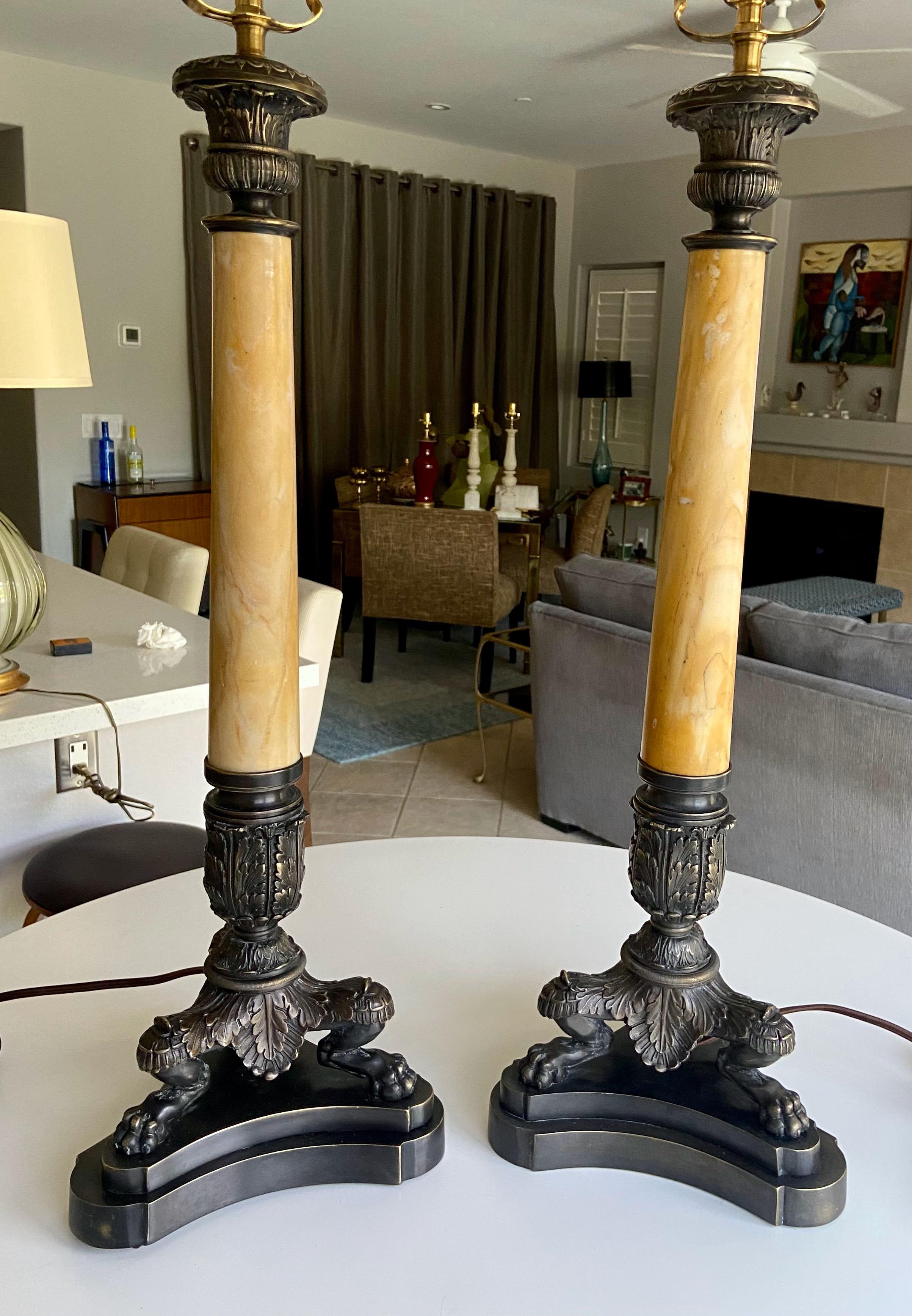Paar Bronze Empire Löwenpfote Alabaster Tischlampen im Angebot 2