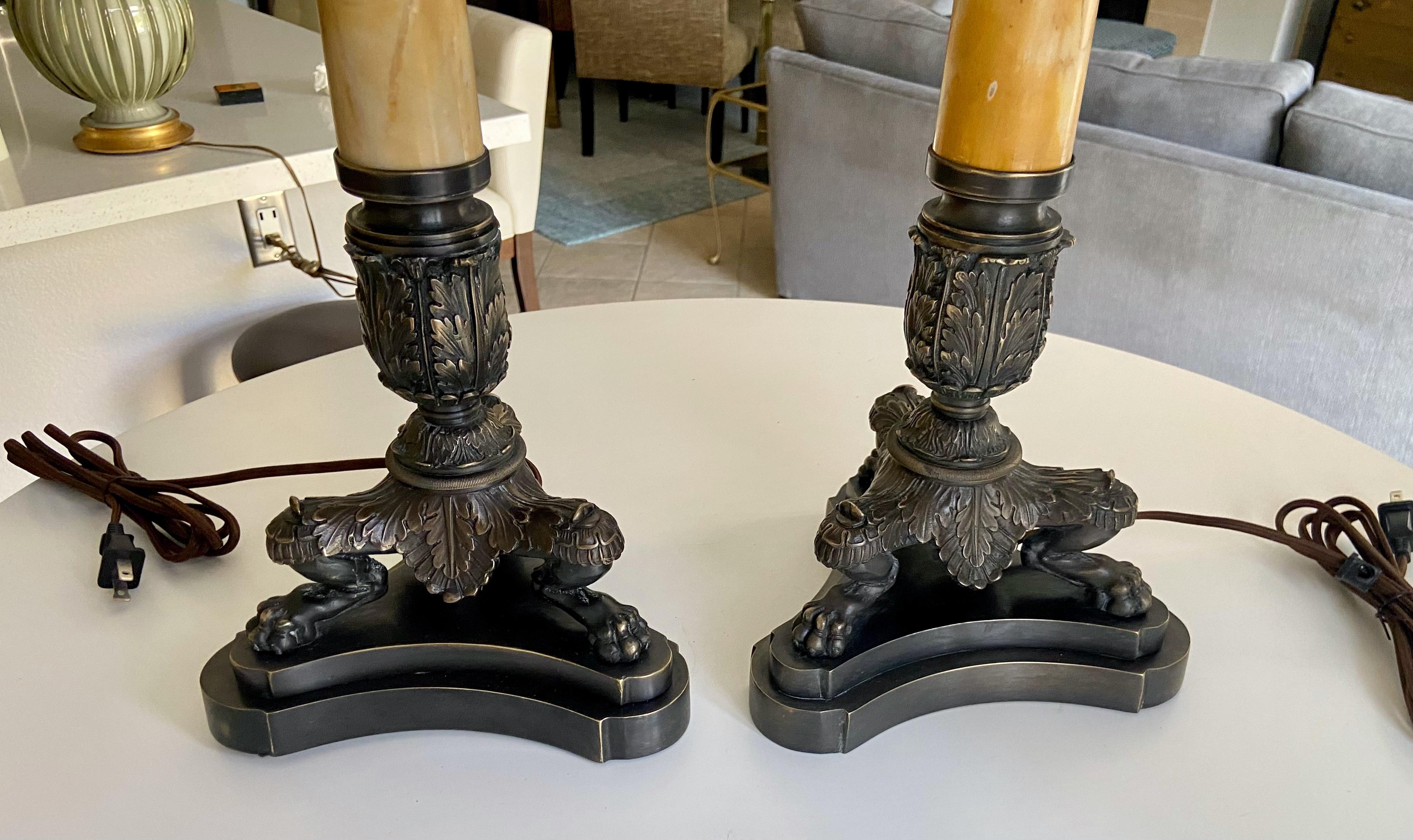 Paar Bronze Empire Löwenpfote Alabaster Tischlampen im Angebot 6