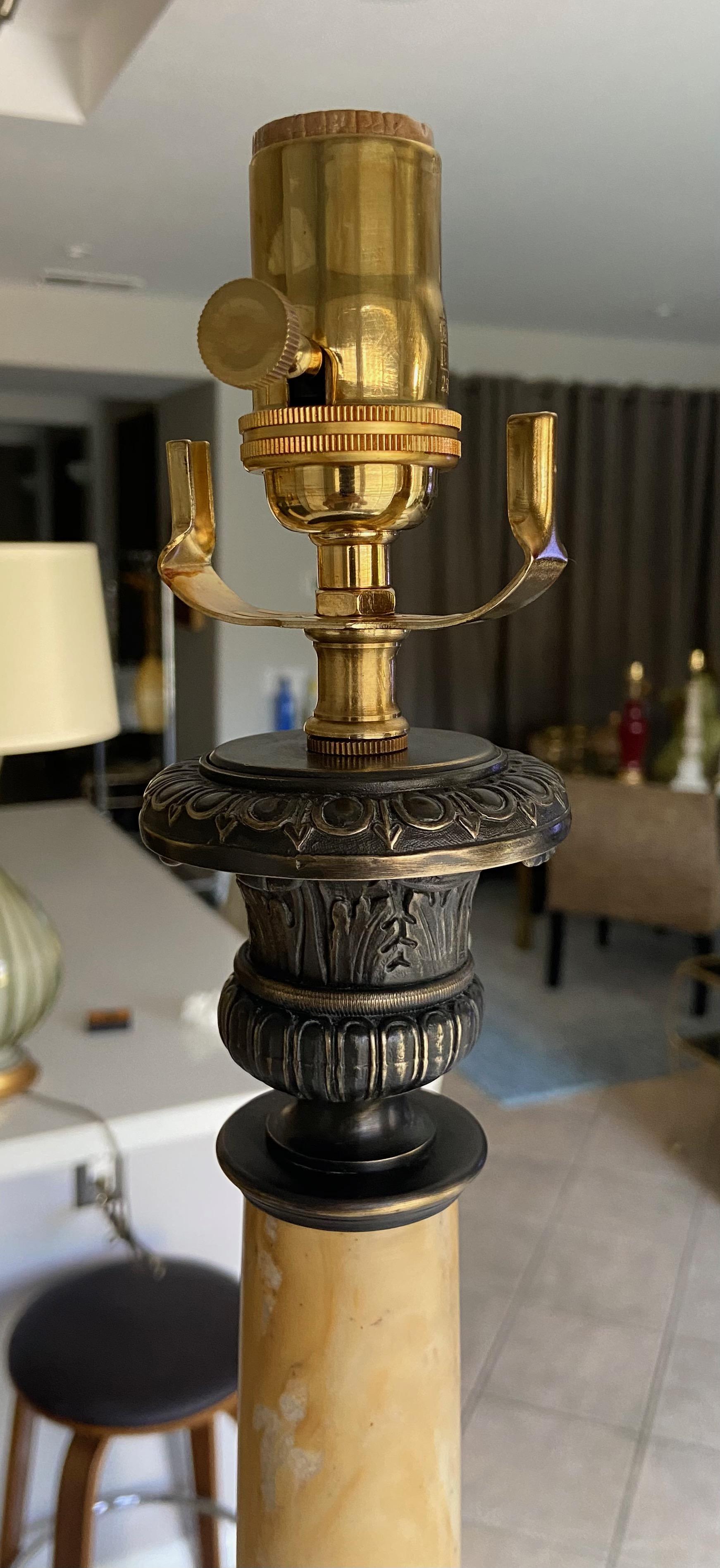 Paar Bronze Empire Löwenpfote Alabaster Tischlampen im Angebot 8