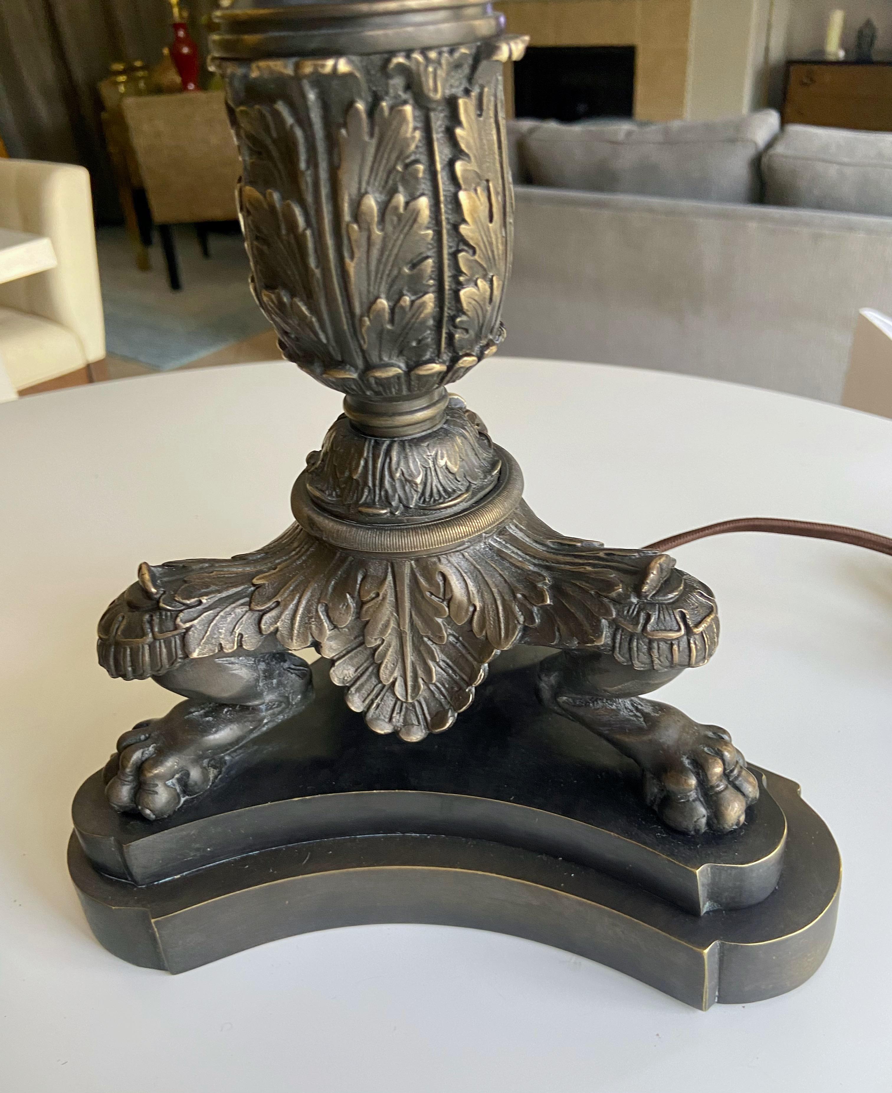 Paar Bronze Empire Löwenpfote Alabaster Tischlampen im Angebot 9