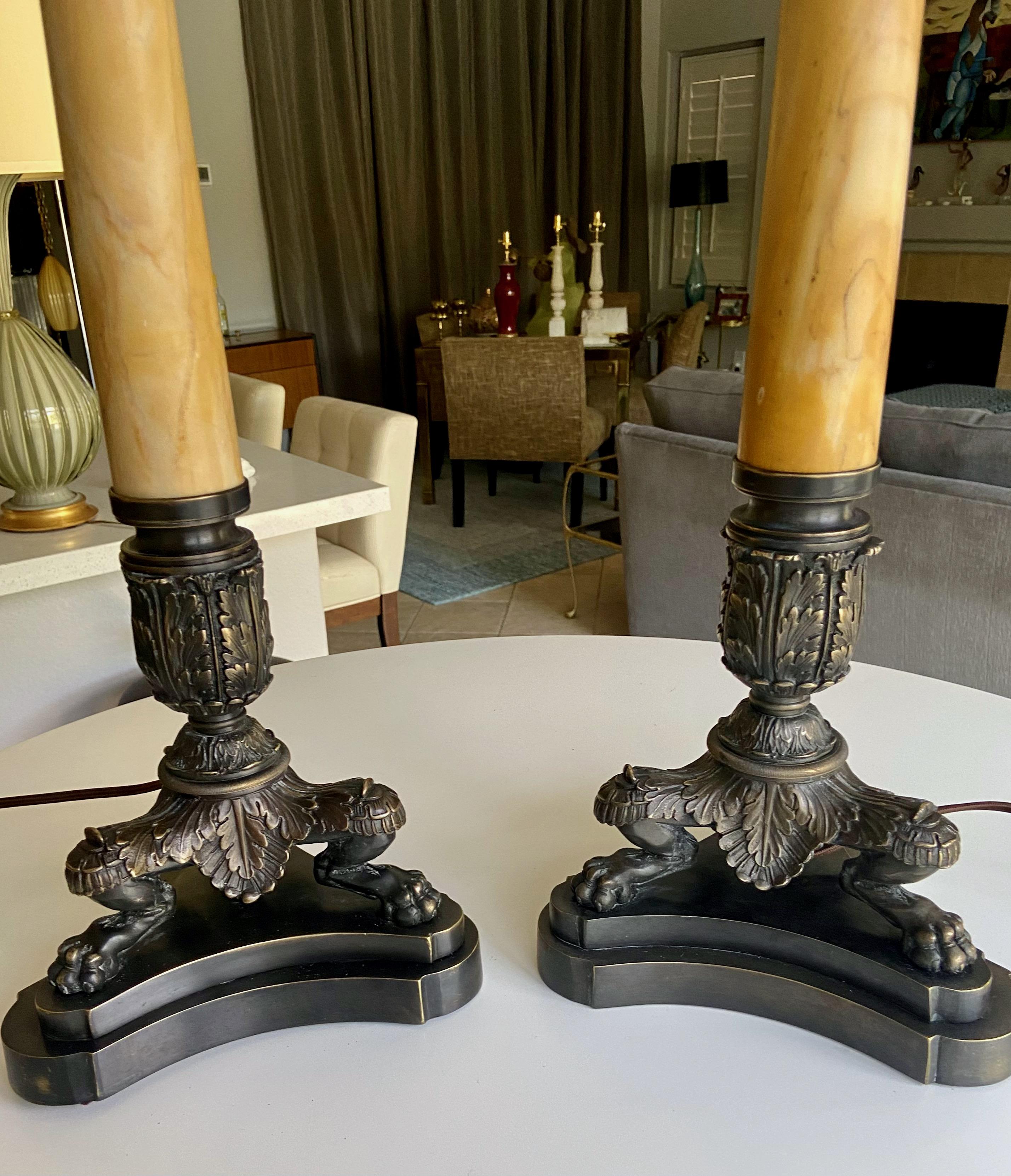 Paar Bronze Empire Löwenpfote Alabaster Tischlampen im Angebot 10