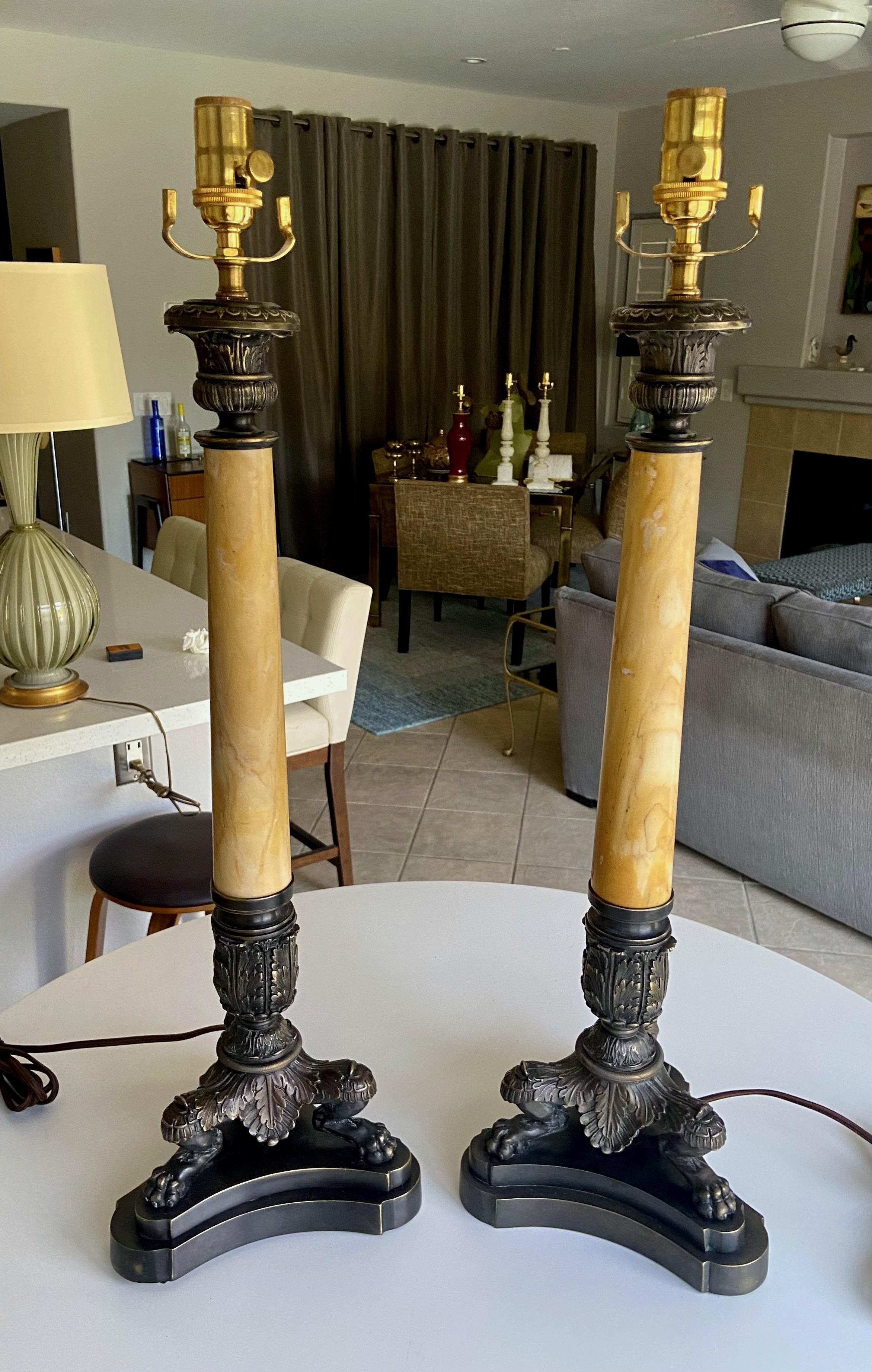 Grec classique Paire de lampes de table en bronze Empire Lion Paw Alabaster en vente