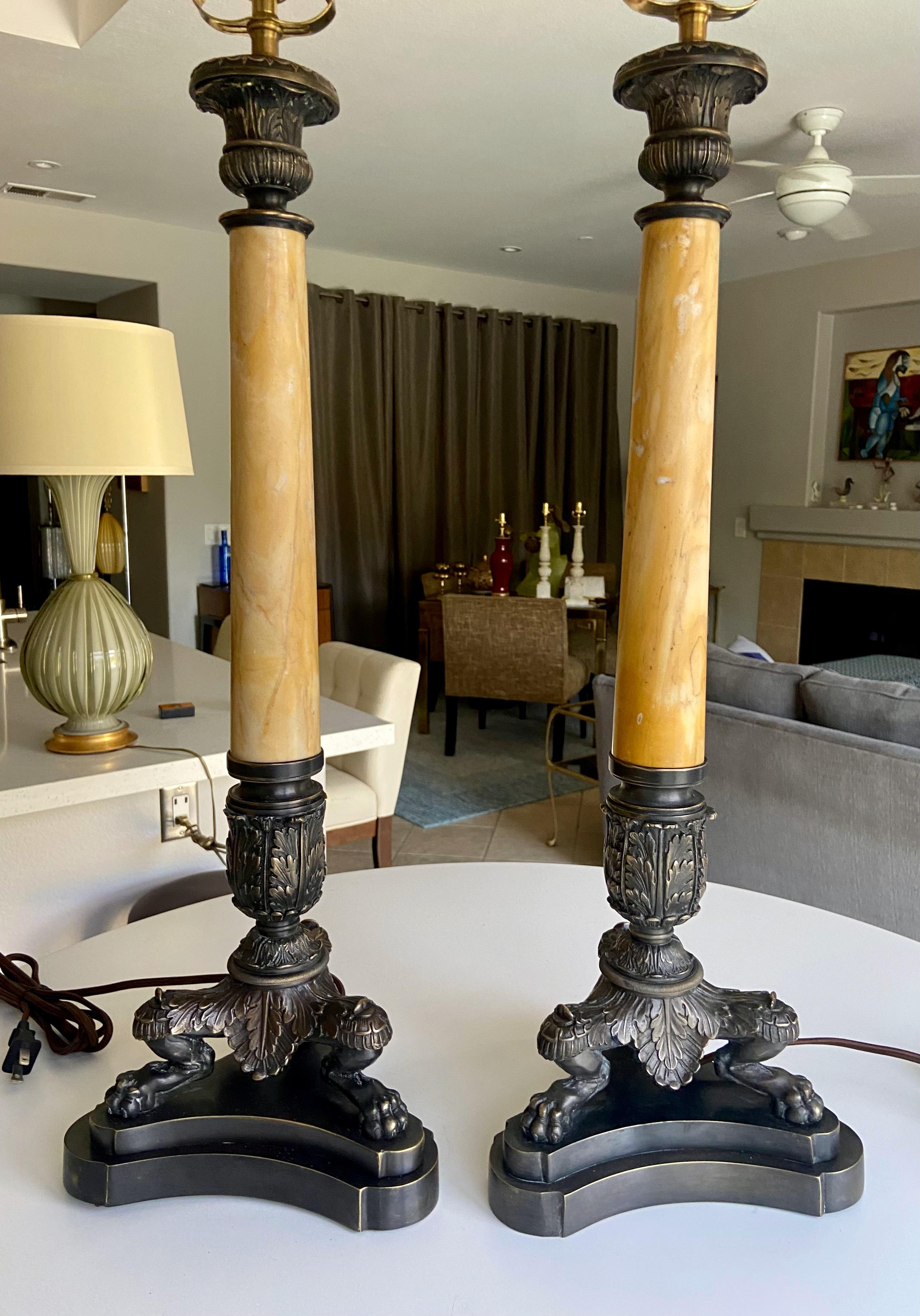 Paar Bronze Empire Löwenpfote Alabaster Tischlampen (Europäisch) im Angebot