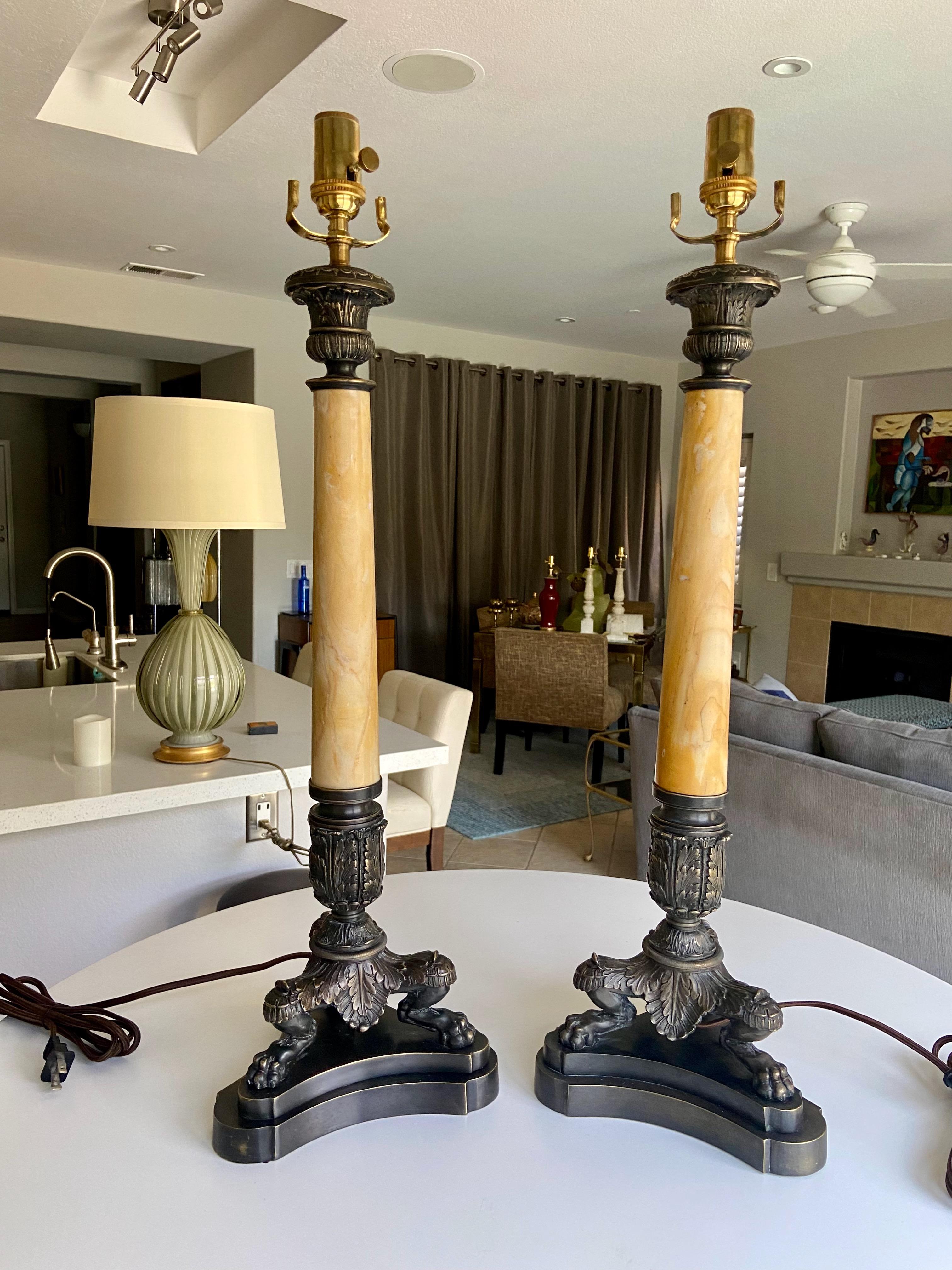 Milieu du XXe siècle Paire de lampes de table en bronze Empire Lion Paw Alabaster en vente