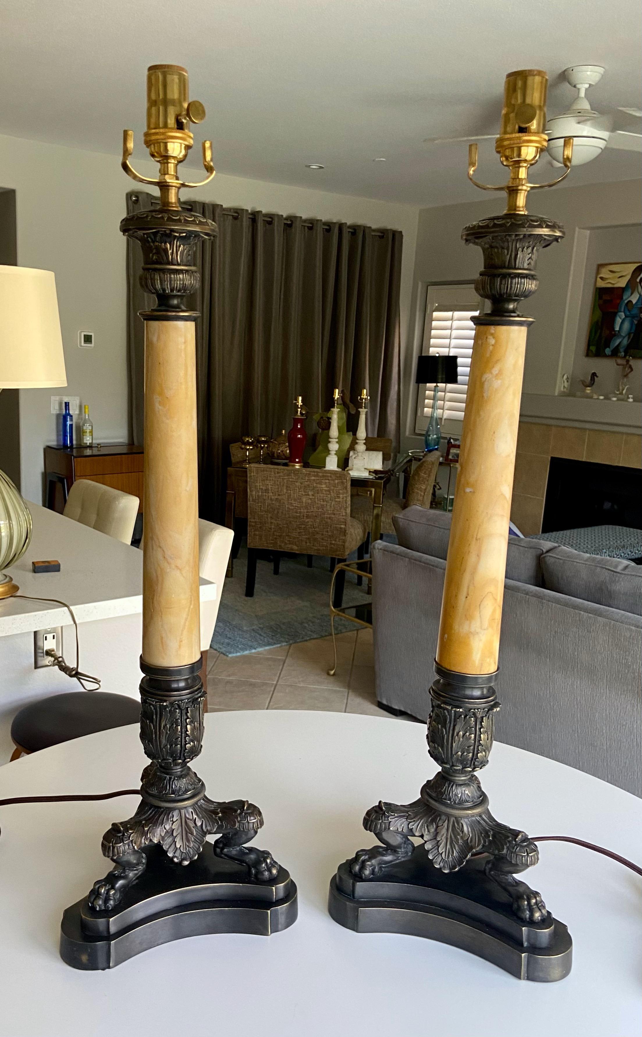 Pareja de lámparas de sobremesa de alabastro con pata de león imperio de bronce Latón en venta