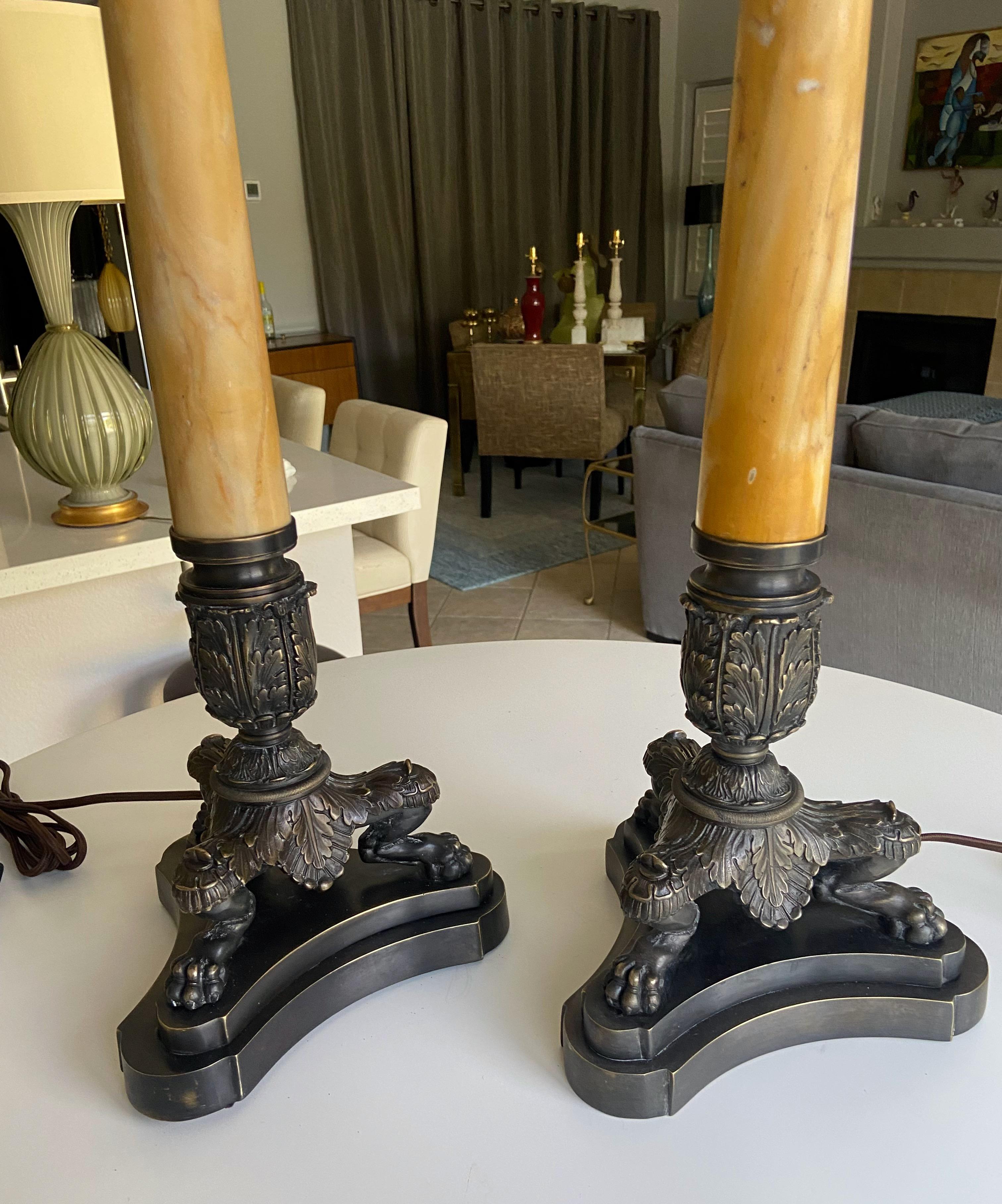 Paire de lampes de table en bronze Empire Lion Paw Alabaster en vente 1