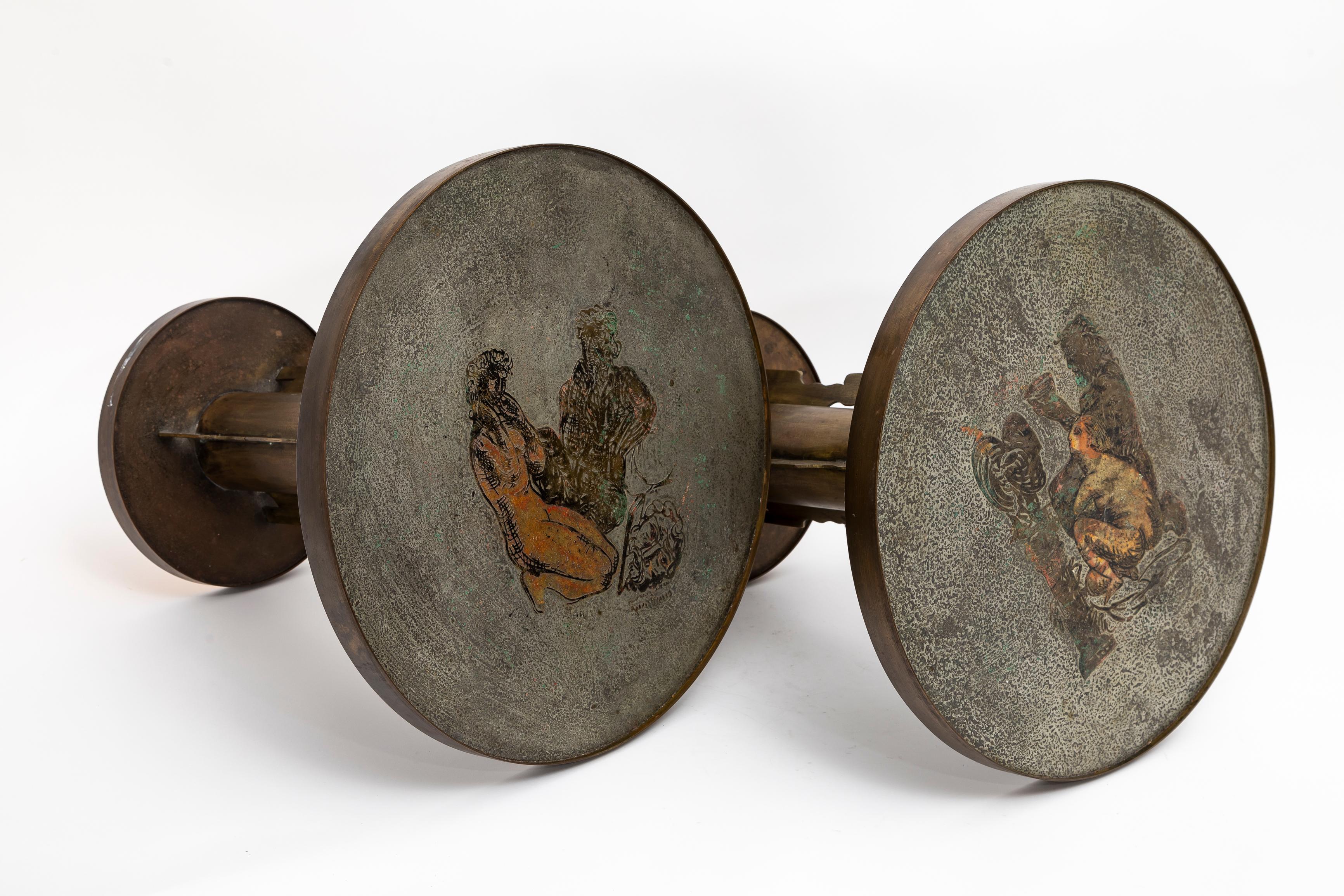 Ein prächtiges Paar etruskischer Beistelltische aus patinierter Bronze nach Picasso von Philip & Kelvin Laverne. Diese Tische gehören zur Serie Etruscan und zeichnen sich durch drei dynamische Flansche aus, die sich von den bronzenen Stützsäulen aus