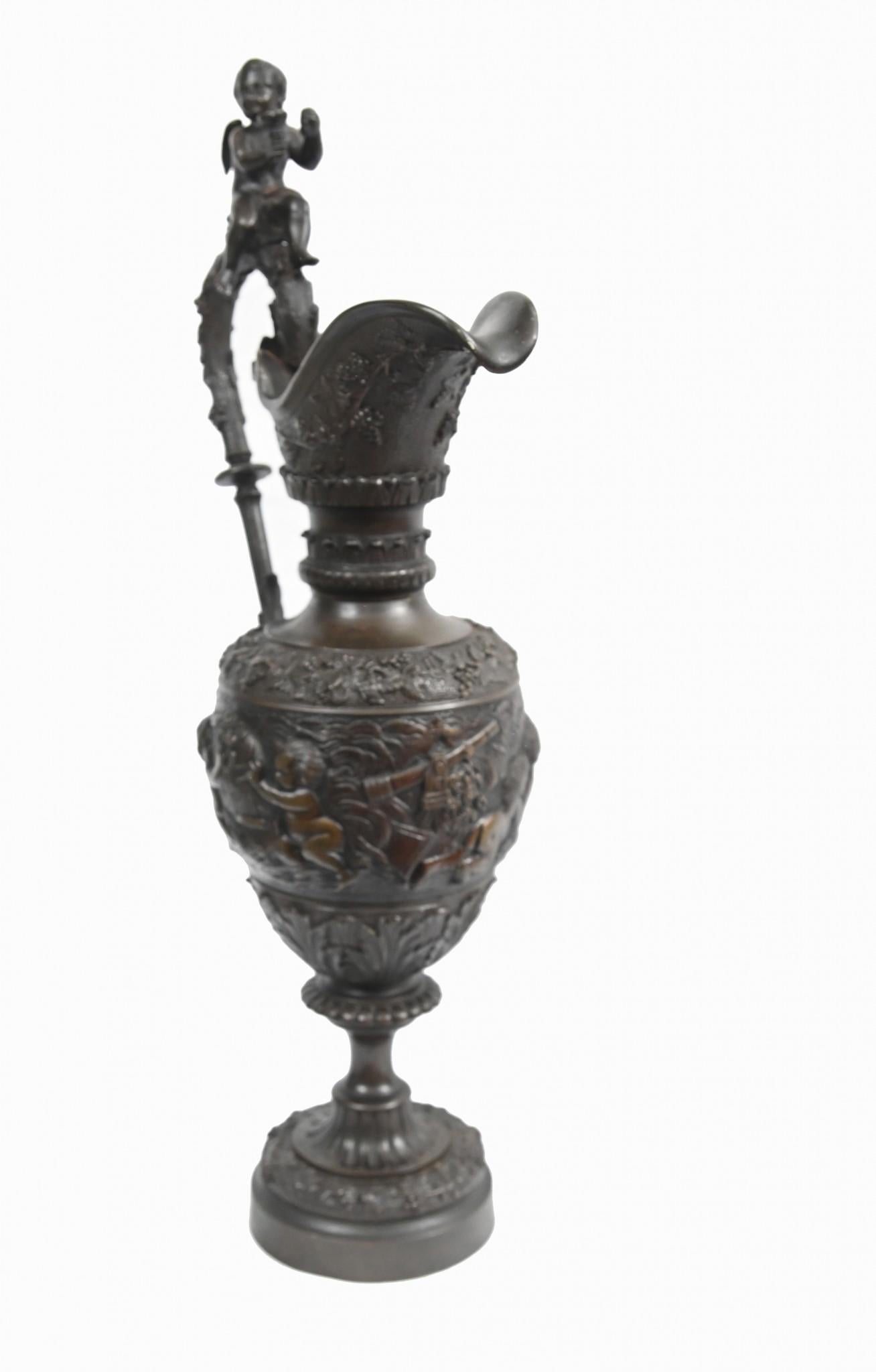 Paire de vases anciens Bacchus avec aiguière et chérubin en bronze, 1860 en vente 5