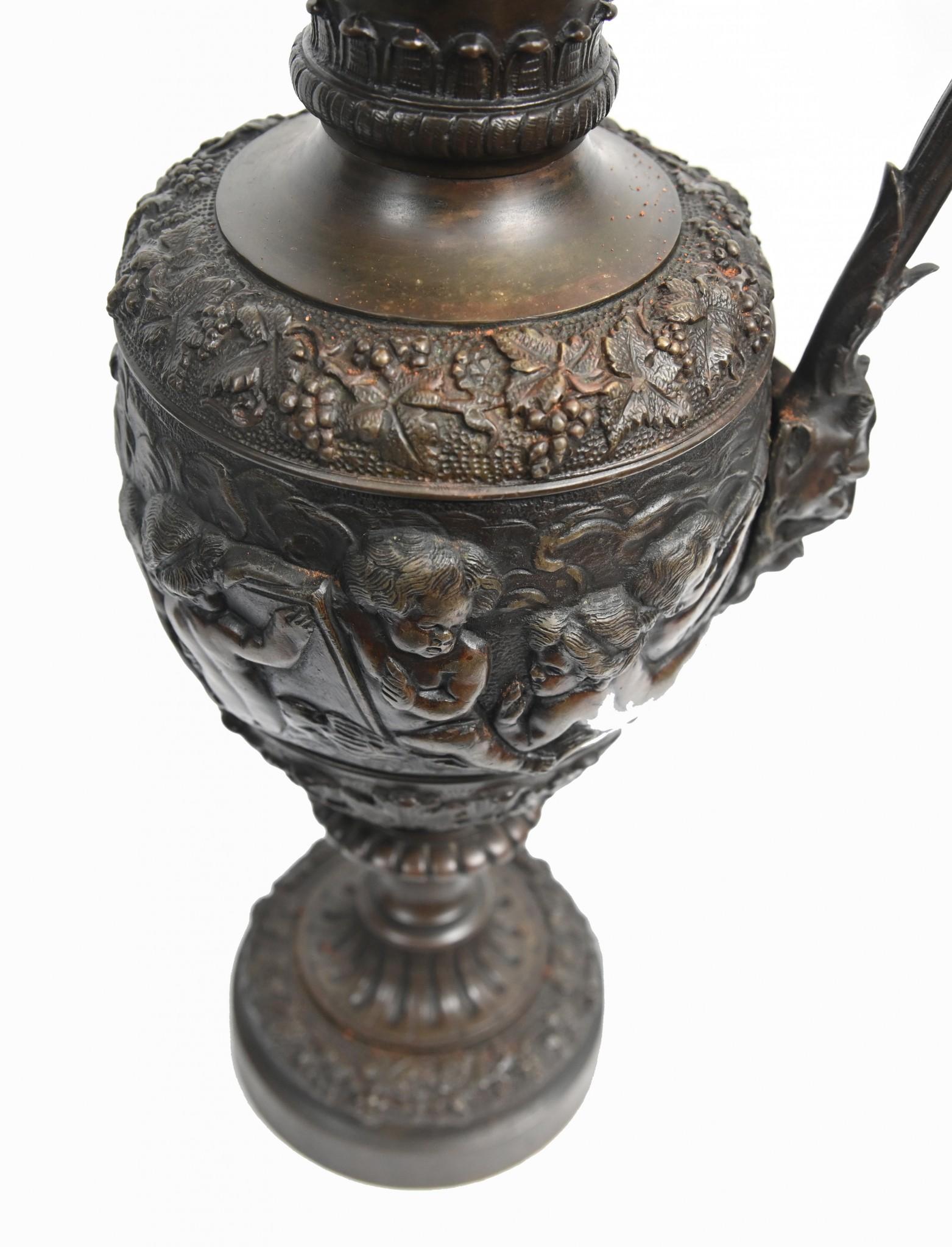 Paire de vases anciens Bacchus avec aiguière et chérubin en bronze, 1860 en vente 6