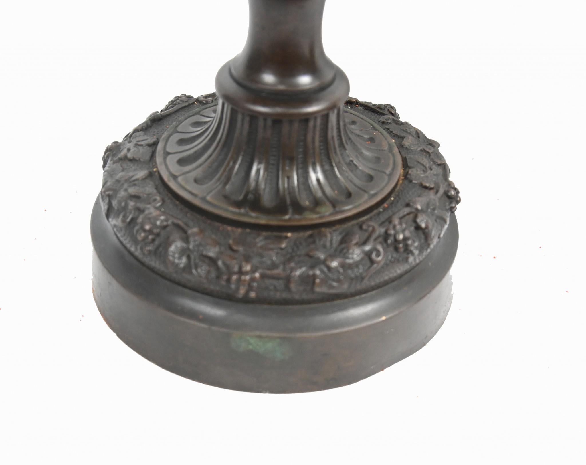 Paire de vases anciens Bacchus avec aiguière et chérubin en bronze, 1860 en vente 7