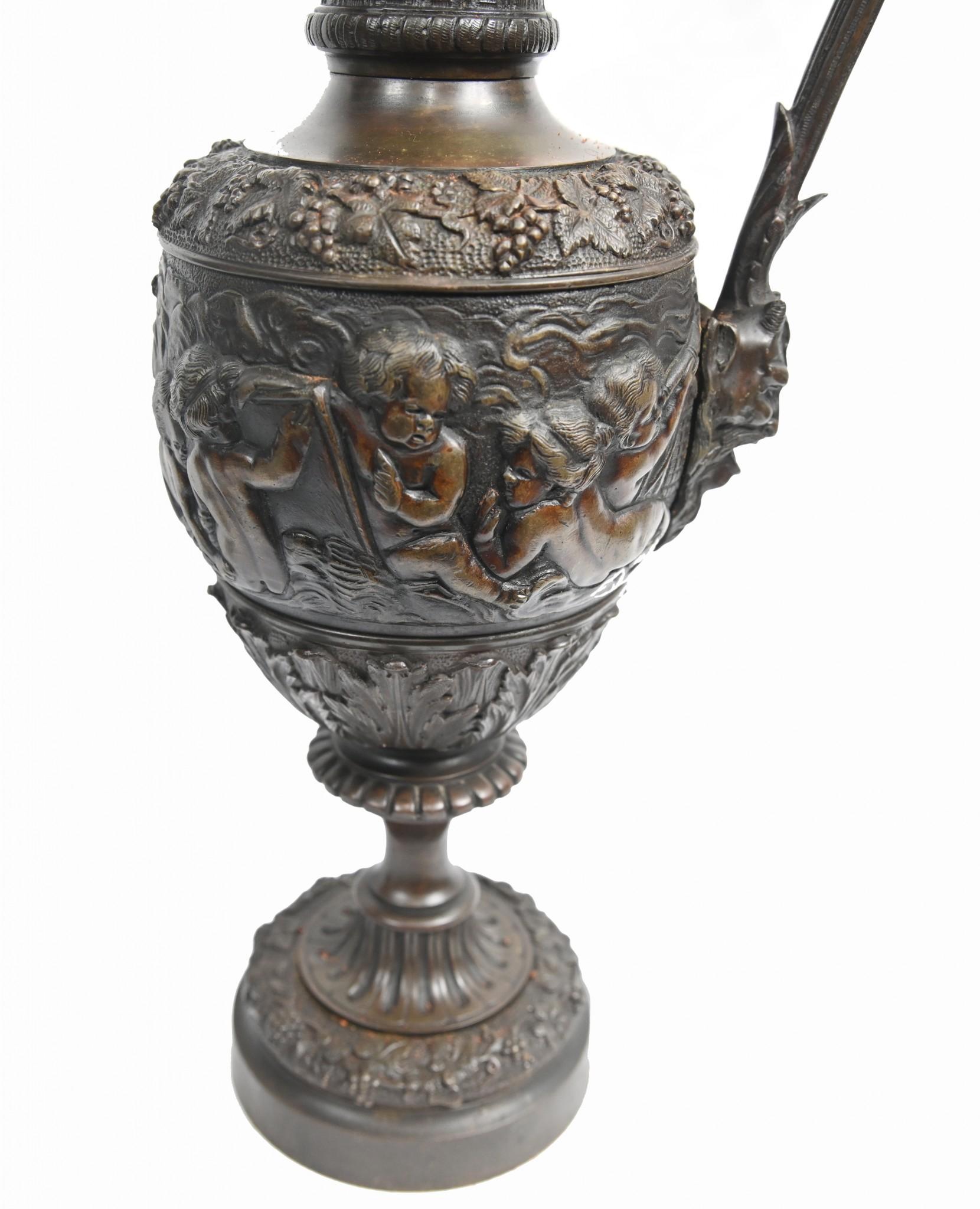 Paire de vases anciens Bacchus avec aiguière et chérubin en bronze, 1860 en vente 8