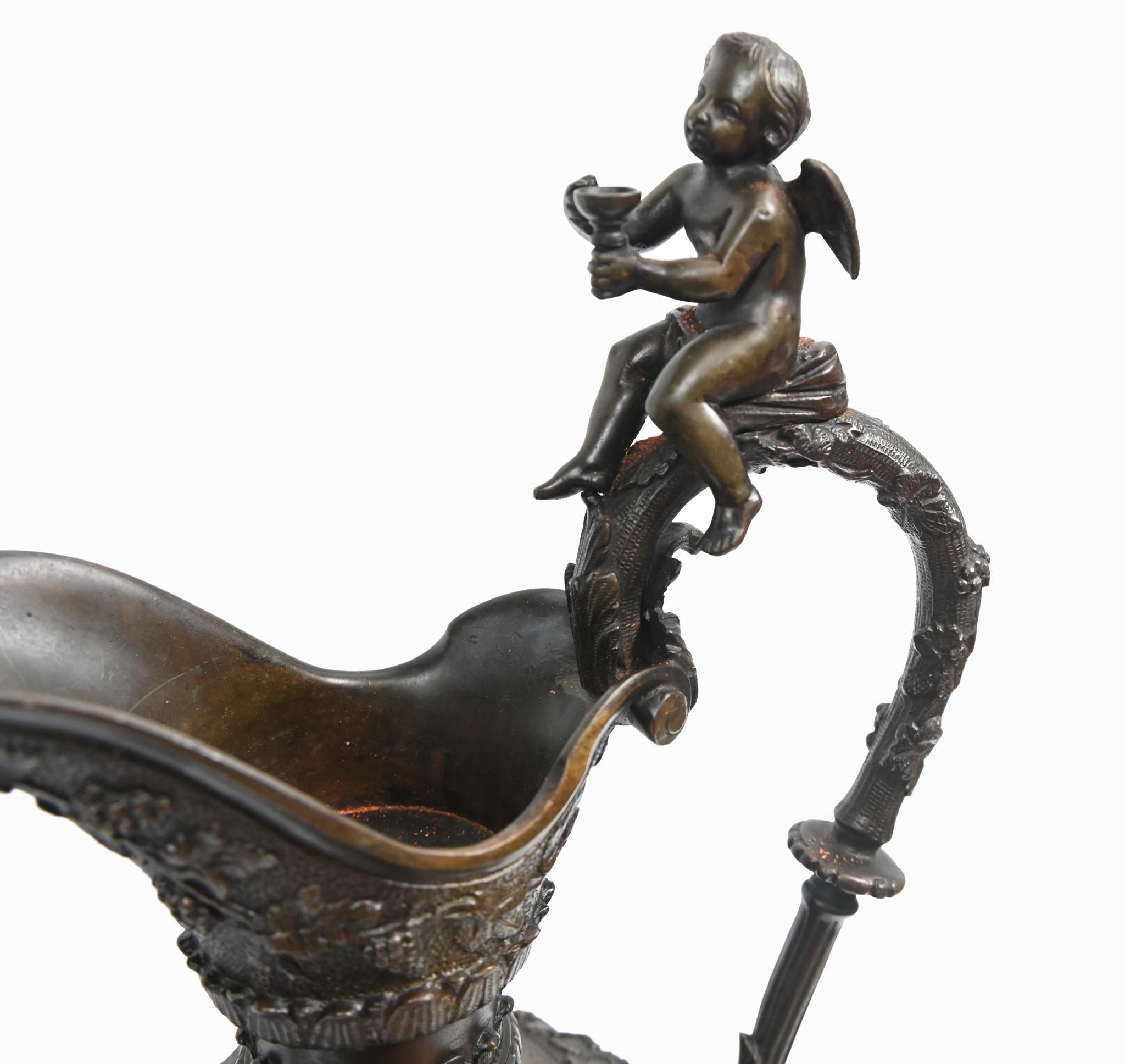 Paire de vases anciens Bacchus avec aiguière et chérubin en bronze, 1860 en vente 9