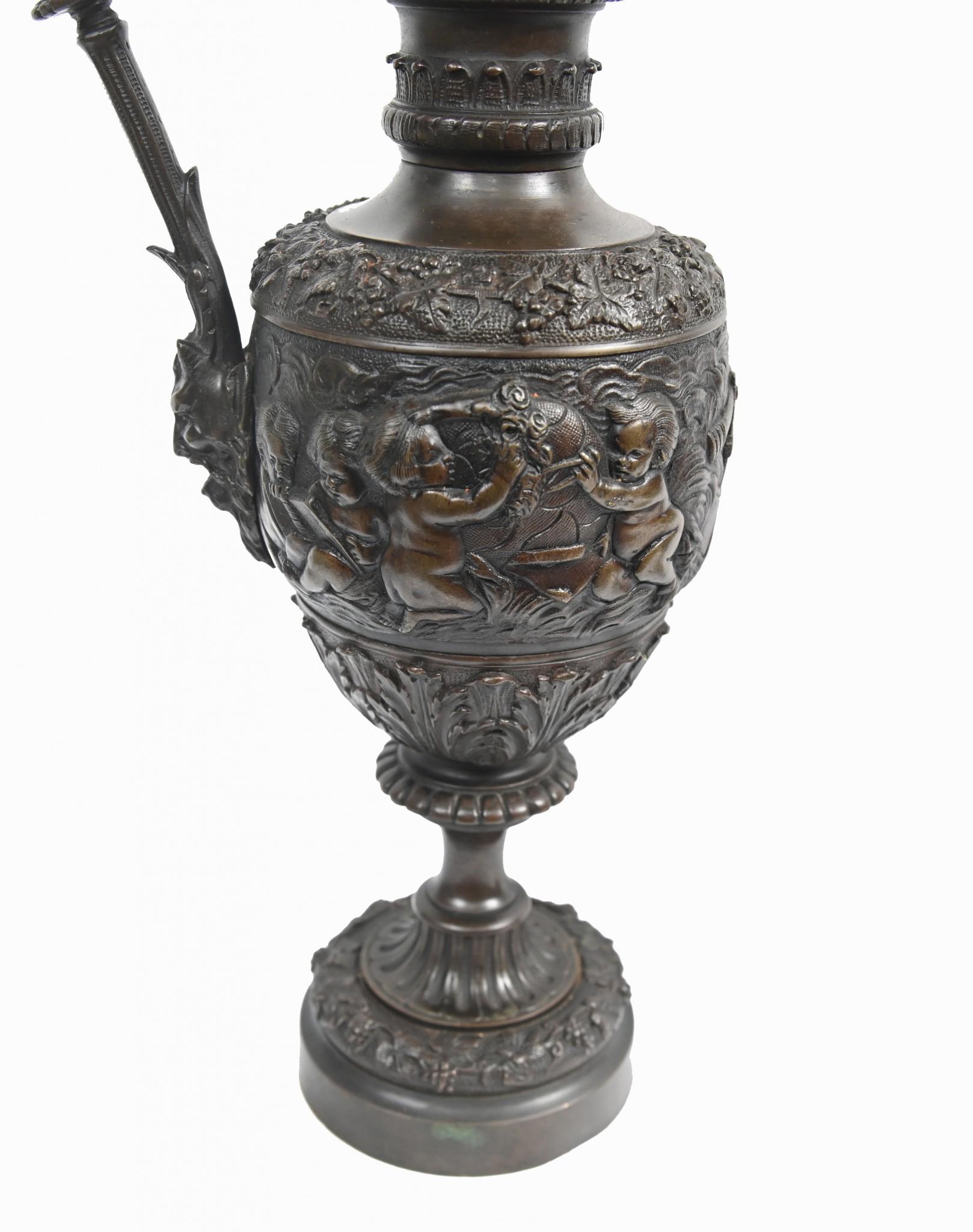 Paire de vases anciens Bacchus avec aiguière et chérubin en bronze, 1860 en vente 10