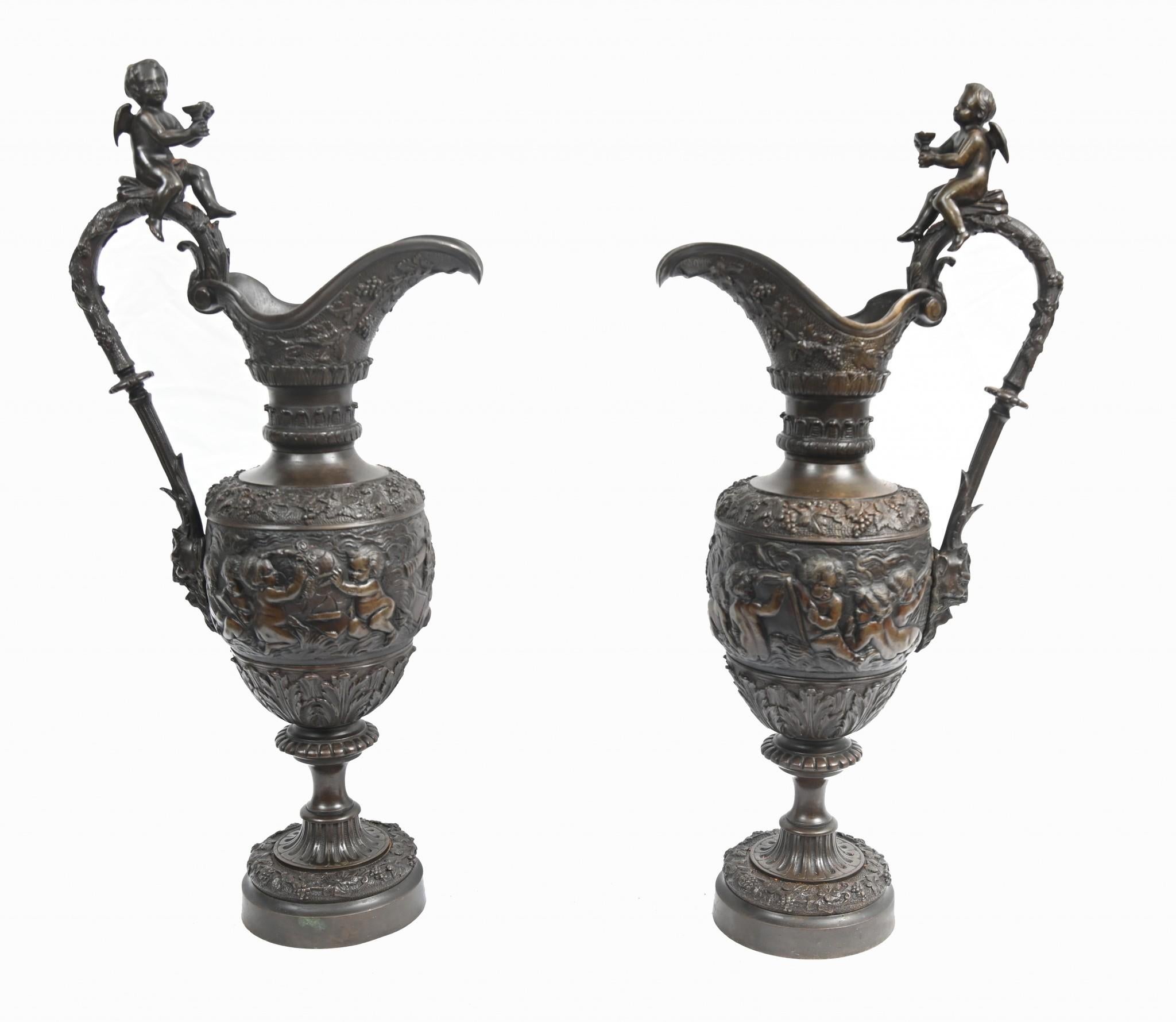 Paire de vases anciens Bacchus avec aiguière et chérubin en bronze, 1860 en vente 11