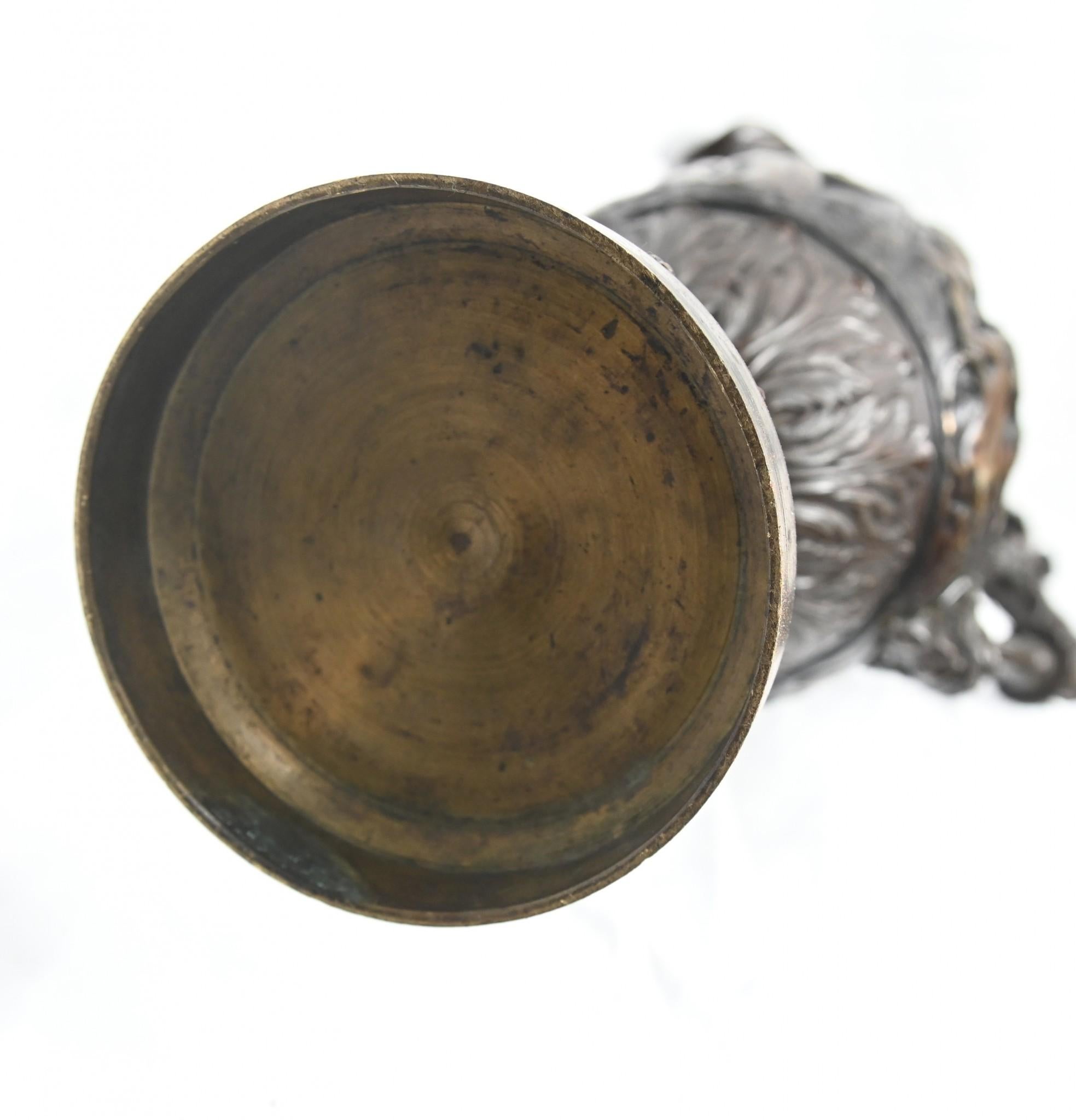 Vous voyez ici une magnifique paire d'aiguières en bronze français décorées d'angelots.
Bonne taille à deux pieds tous - 58 CM
La patine est magnifique et nous les datons d'environ 1860.
Les reliefs montrent des chérubins dans divers états de