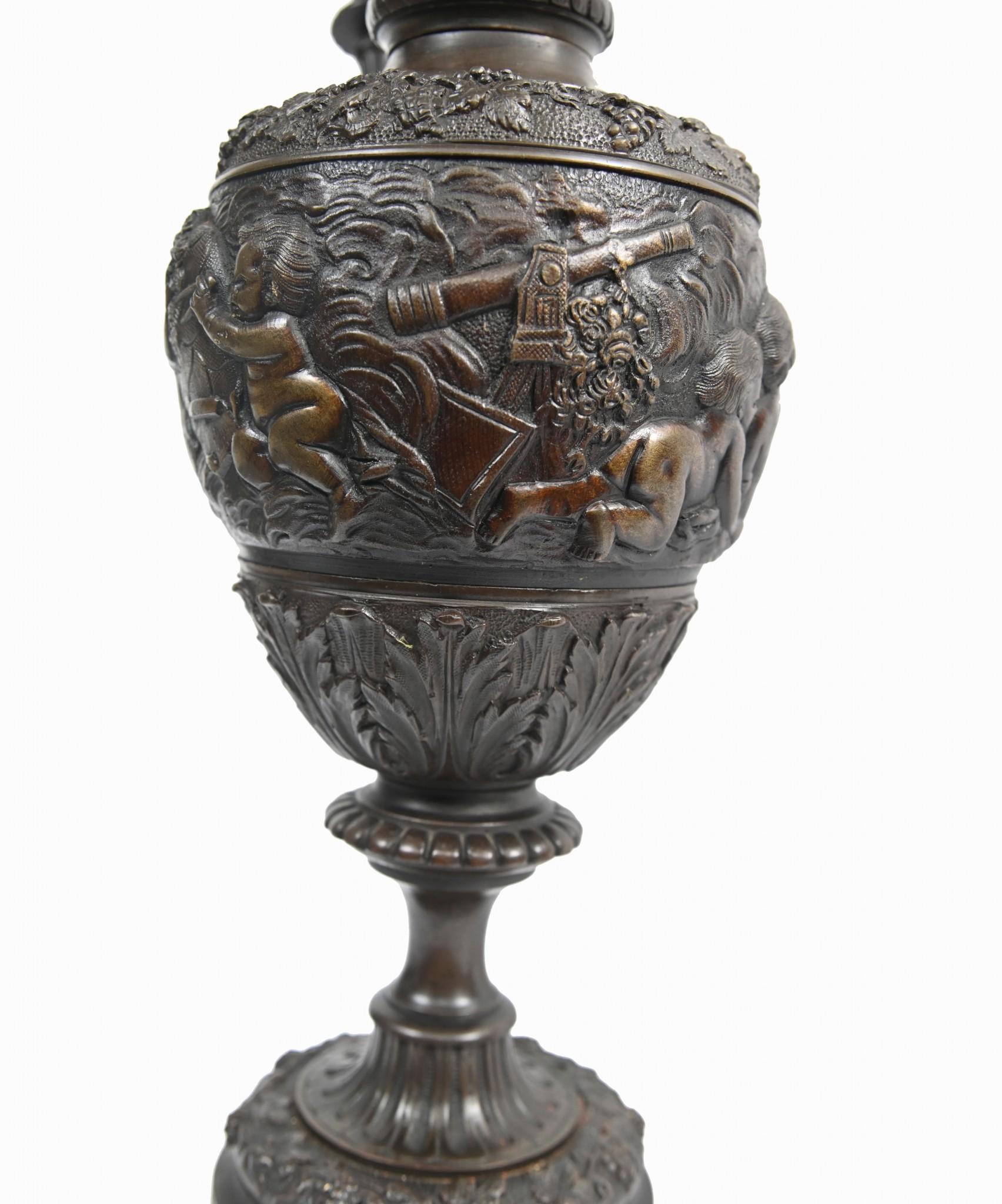 Paire de vases anciens Bacchus avec aiguière et chérubin en bronze, 1860 Bon état - En vente à Potters Bar, GB