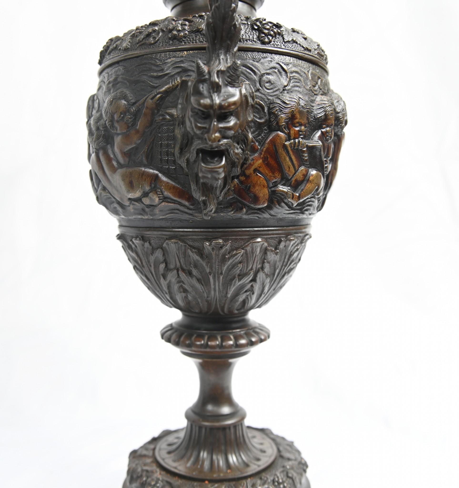 Milieu du XIXe siècle Paire de vases anciens Bacchus avec aiguière et chérubin en bronze, 1860 en vente
