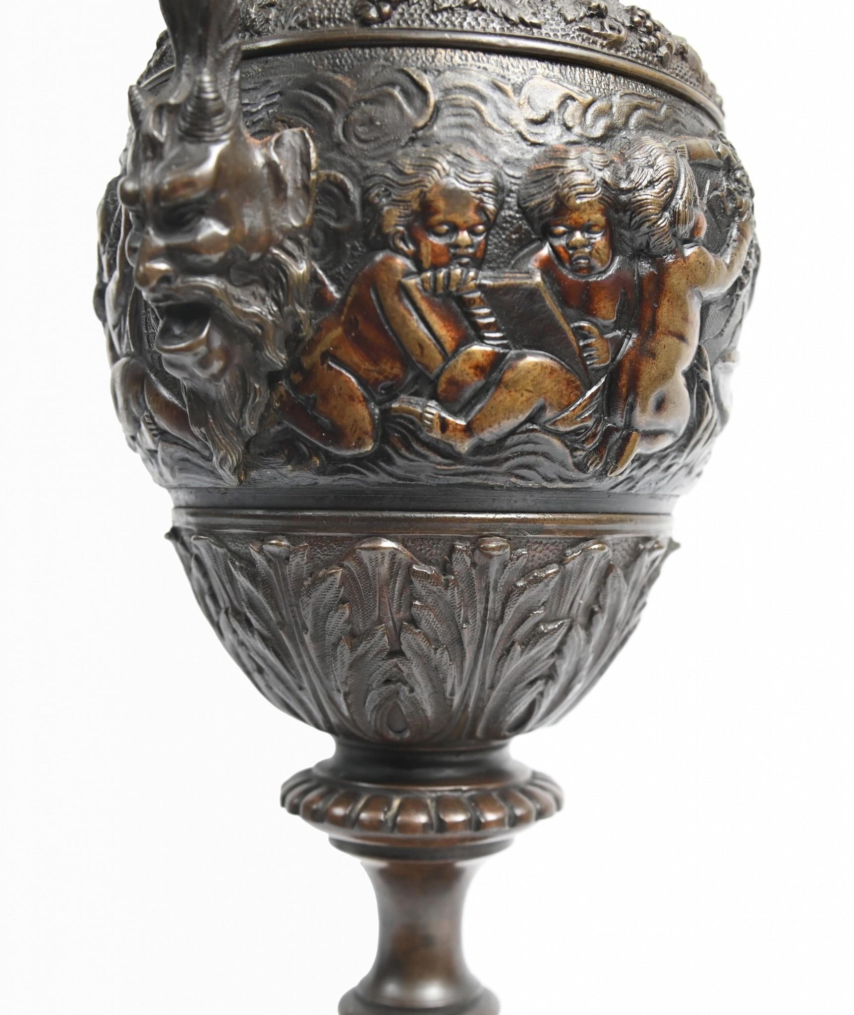 Bronze Paire de vases anciens Bacchus avec aiguière et chérubin en bronze, 1860 en vente