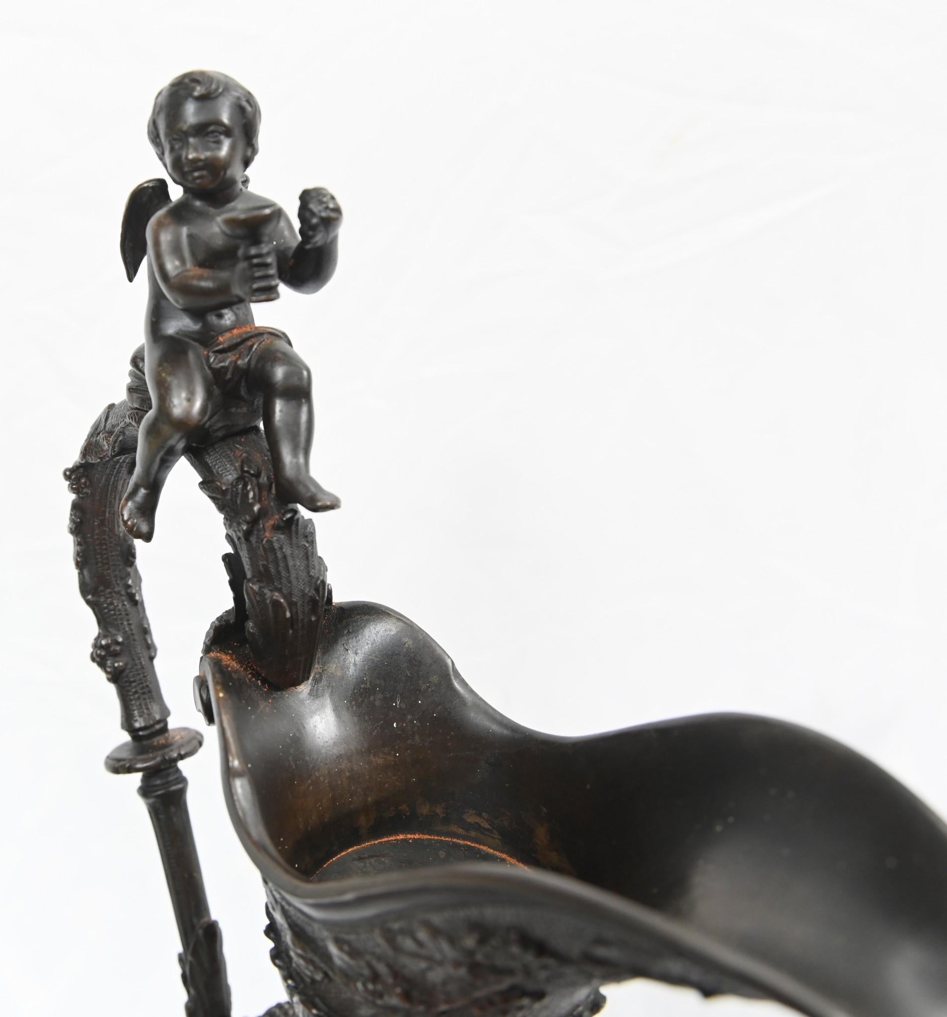 Paire de vases anciens Bacchus avec aiguière et chérubin en bronze, 1860 en vente 1