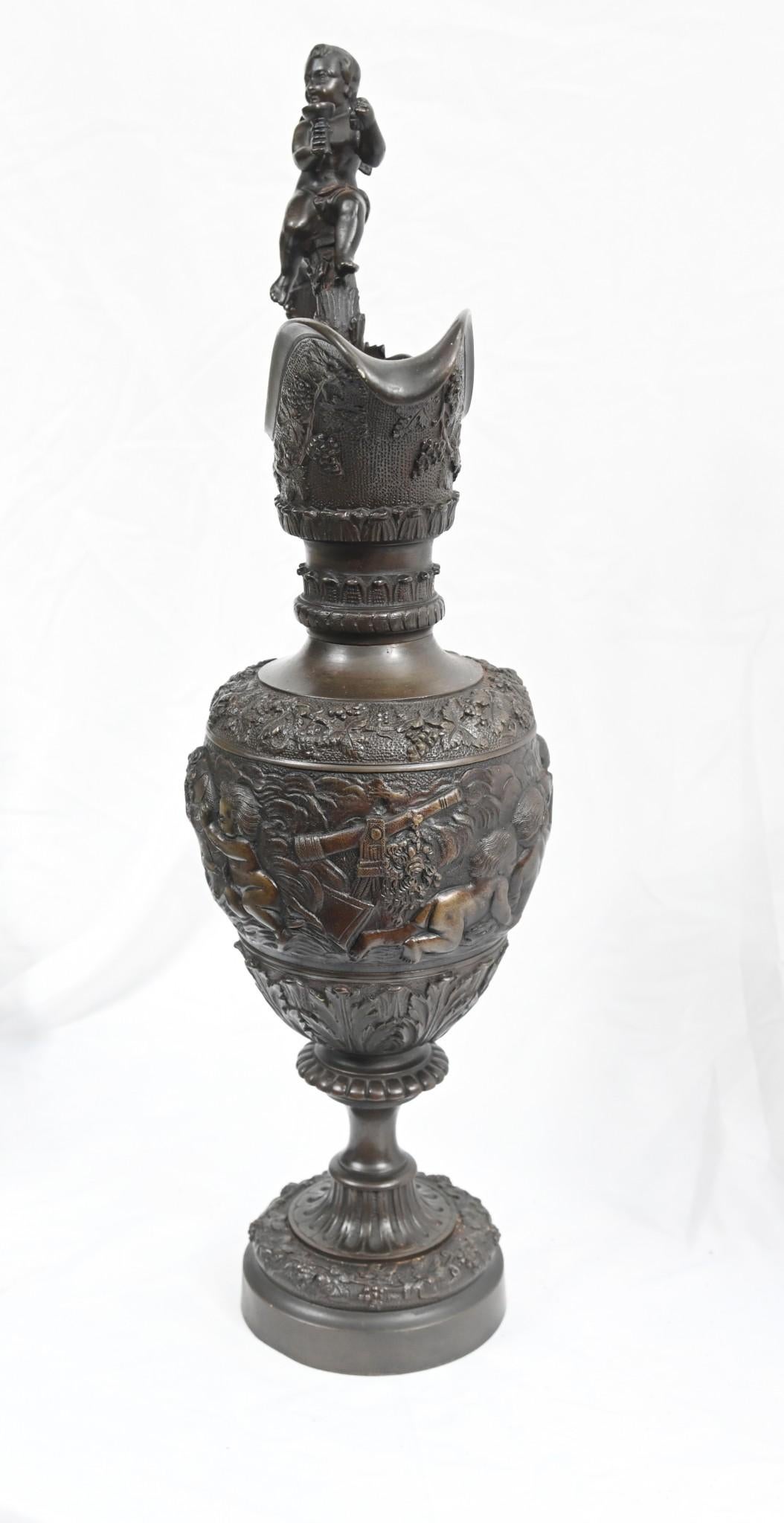 Paire de vases anciens Bacchus avec aiguière et chérubin en bronze, 1860 en vente 3