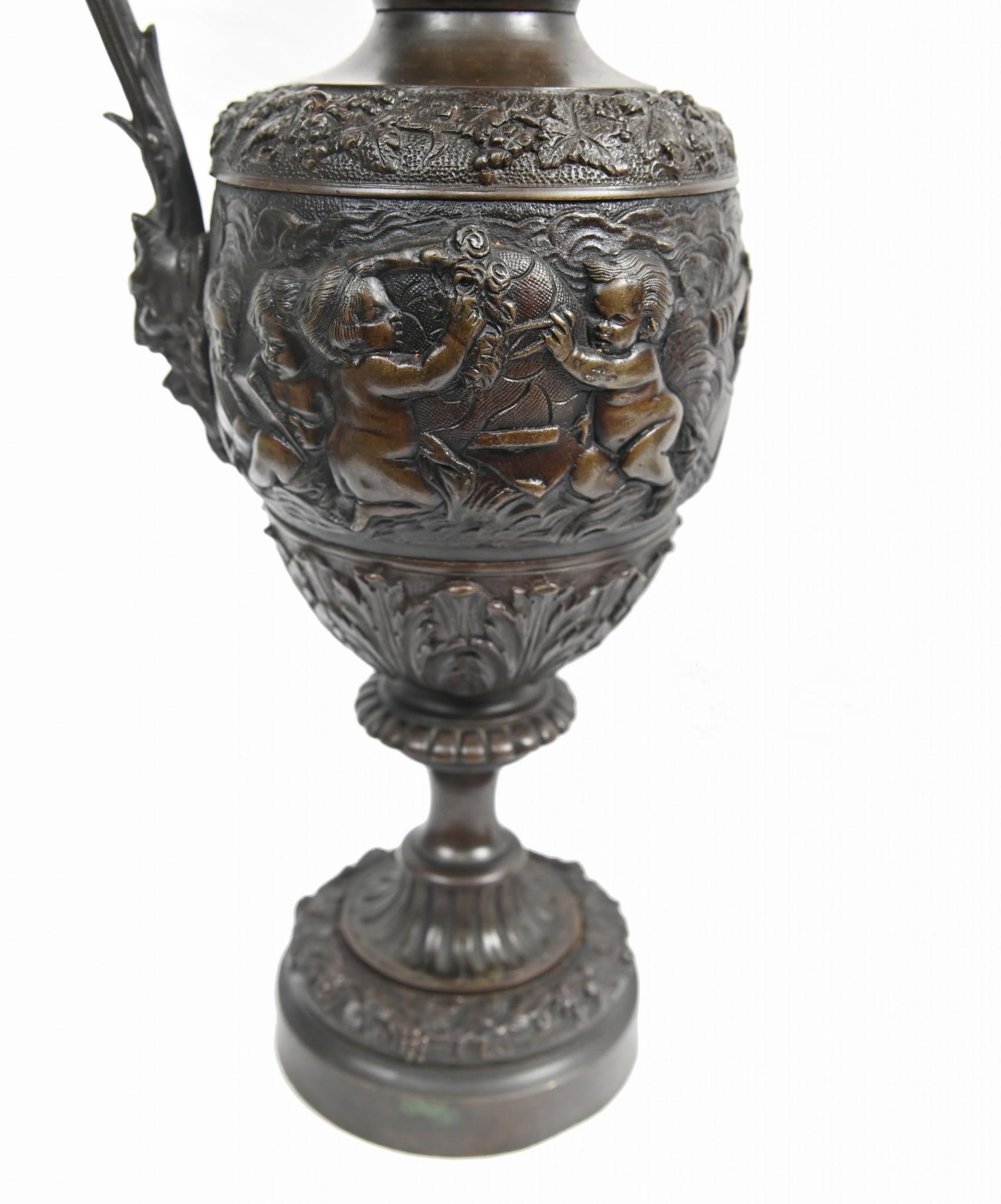 Paire de vases anciens Bacchus avec aiguière et chérubin en bronze, 1860 en vente 4