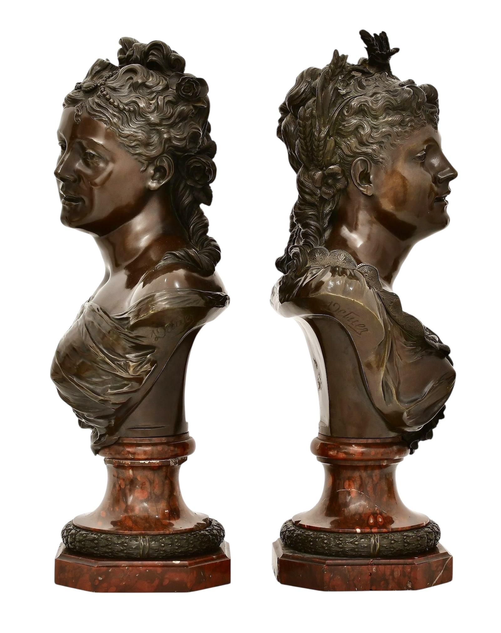 Exceptionnelle paire de grands bustes anciens (fin du XIXe siècle) en bronze patiné montés sur des bases en marbre rouge représentant de ravissantes jeunes filles d'après les modèles originaux du maître français Pierre Louis Detrier (1822-1897). 