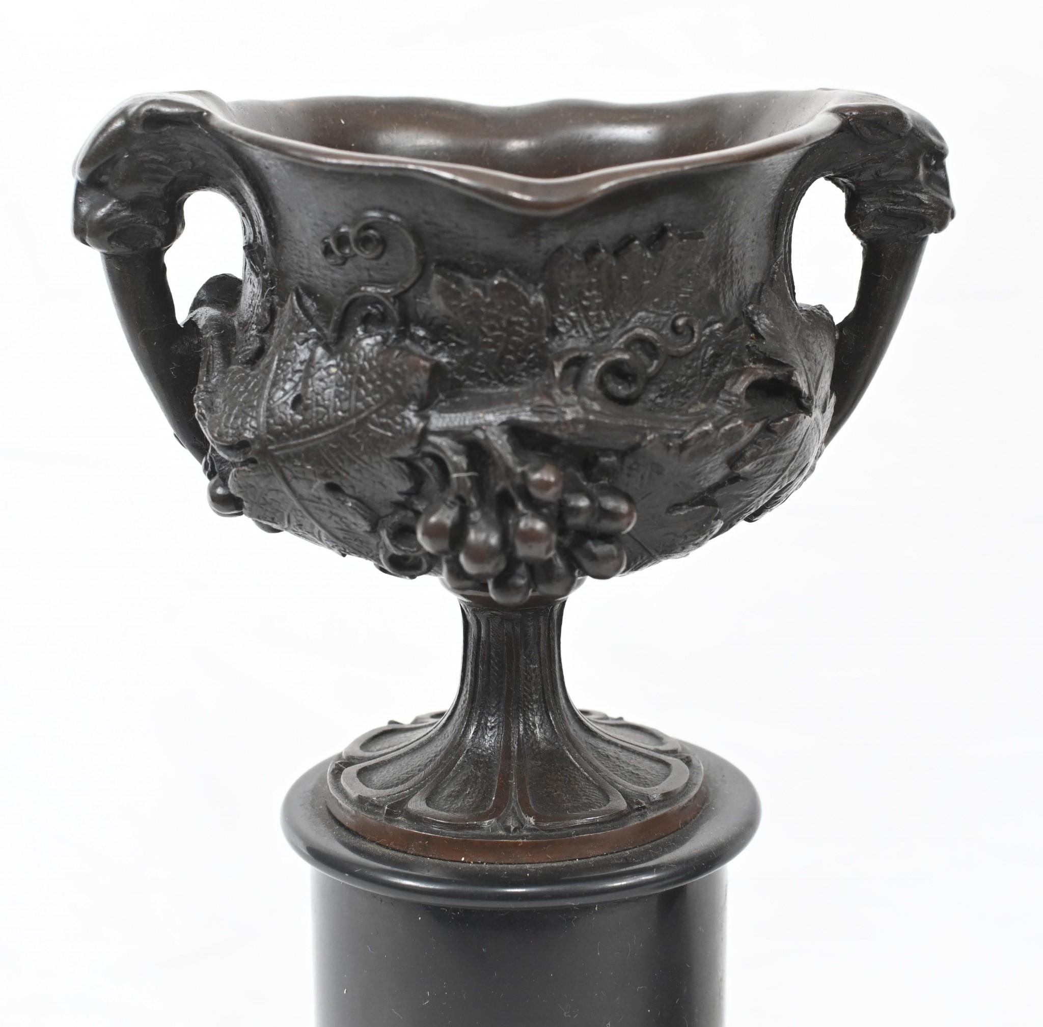 Coppia di urne Grand Tour in bronzo su piedistallo in marmo 1880 in vendita 5