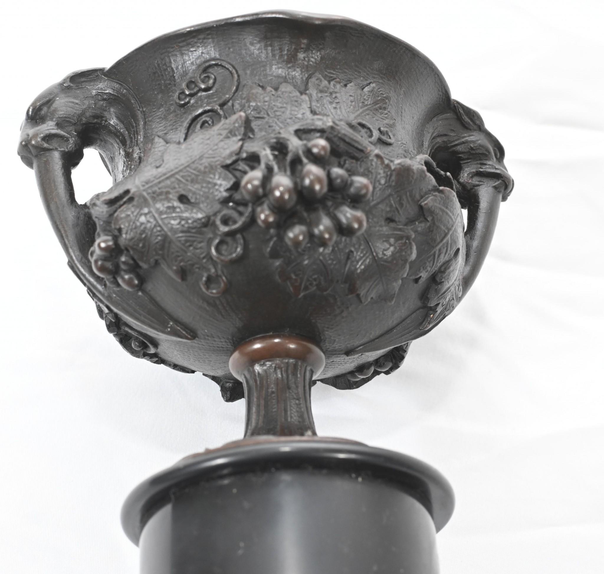Stai visualizzando una raffinata coppia di urne Grand Tour italiane in bronzo
Classica forma a campana e supporto su piedistallo di marmo
Questa coppia di urne presenta una bella patina originale e risale al 1880.
Acquistato da un commerciante di
