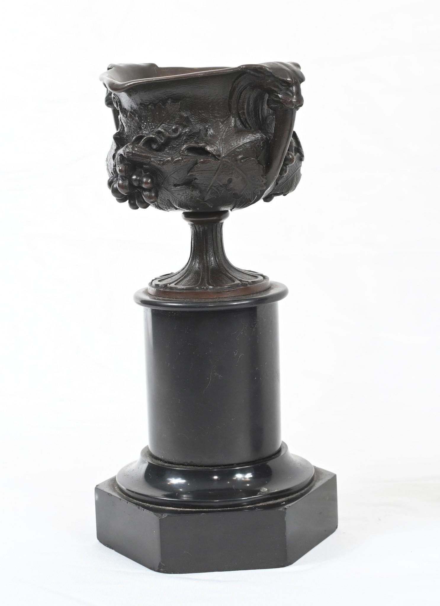 Bronzo Coppia di urne Grand Tour in bronzo su piedistallo in marmo 1880 in vendita