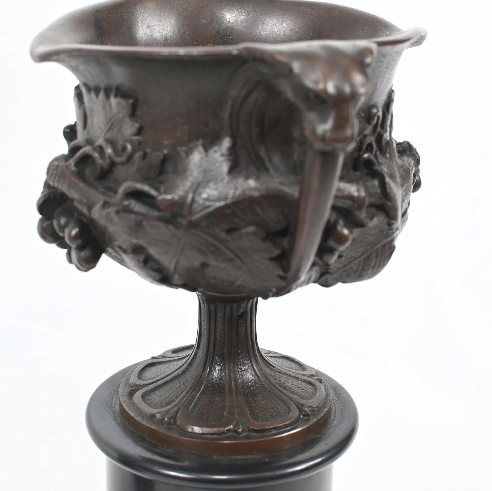 Coppia di urne Grand Tour in bronzo su piedistallo in marmo 1880 in vendita 2