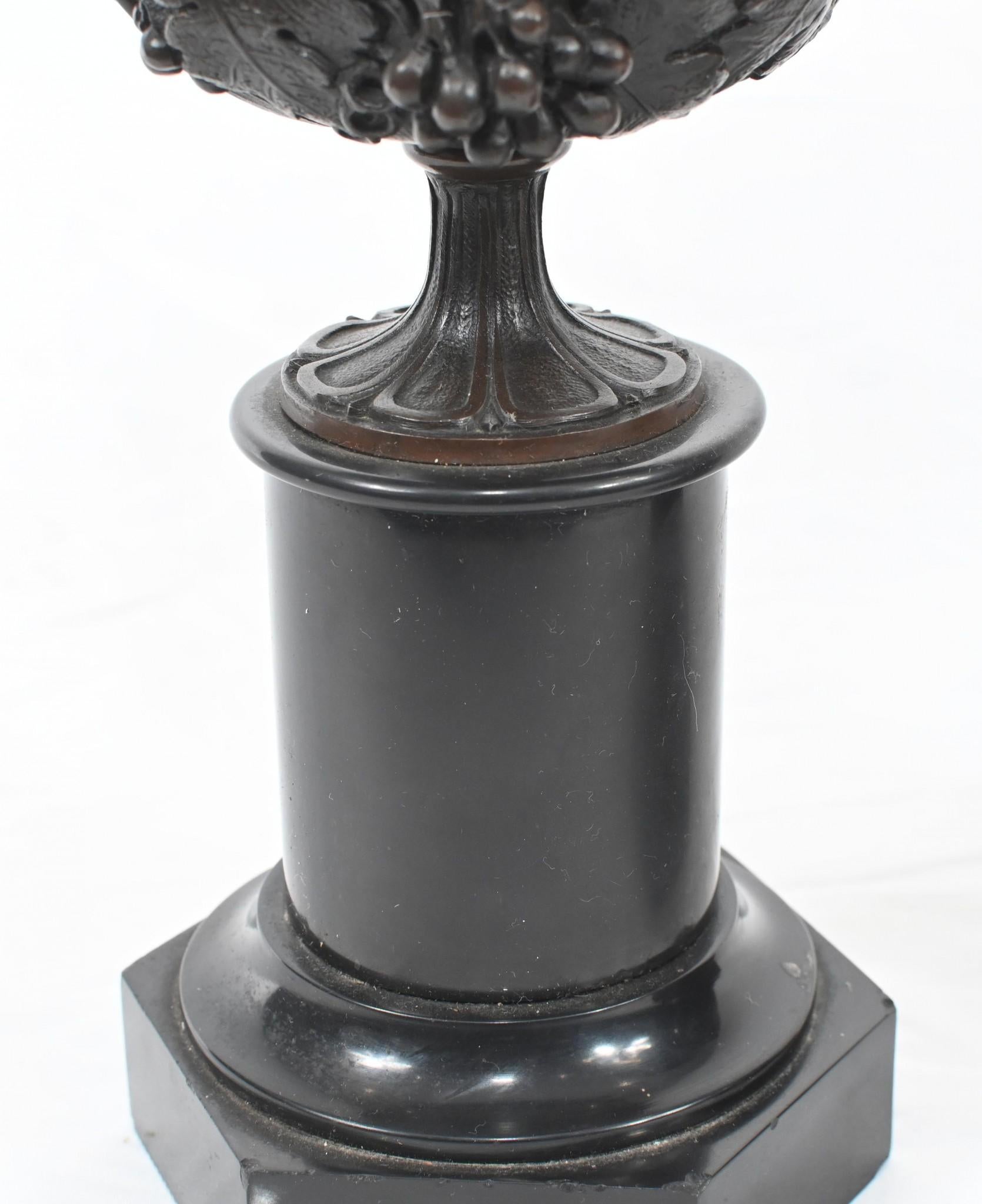Coppia di urne Grand Tour in bronzo su piedistallo in marmo 1880 in vendita 4