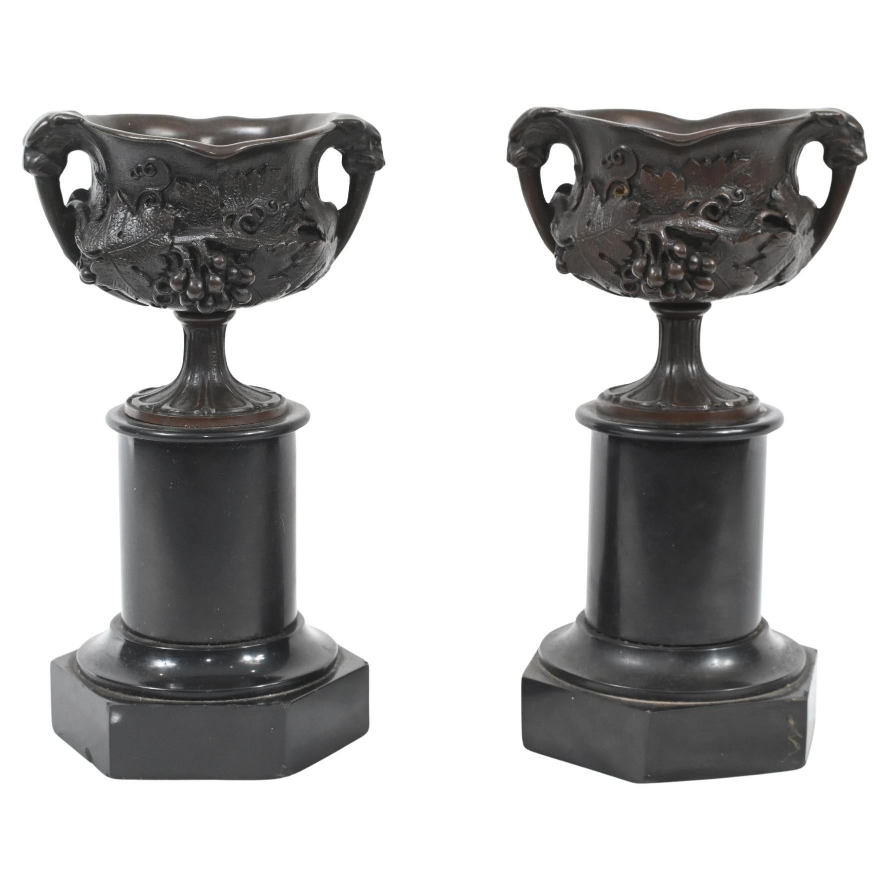 Par de Urnas de Bronce Gran Tour sobre Peana Pedestal de Mármol 1880