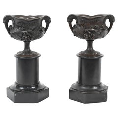 Paar Bronze Grand Tour Urnen auf Ständern, Marmorsockel 1880, Grand Tour