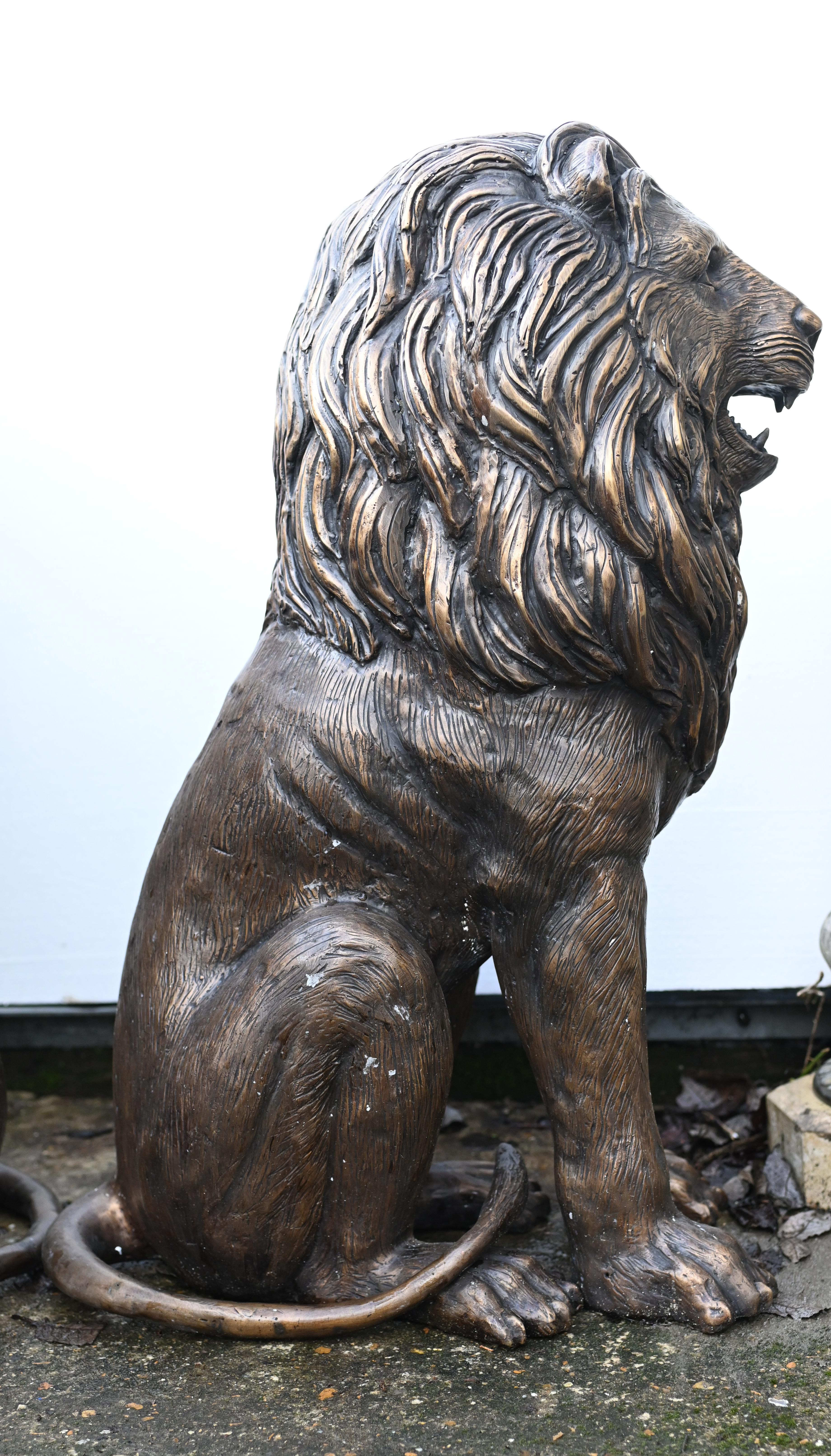 Paire de statues de gardiens en bronze représentant des lions coulés en vente 5