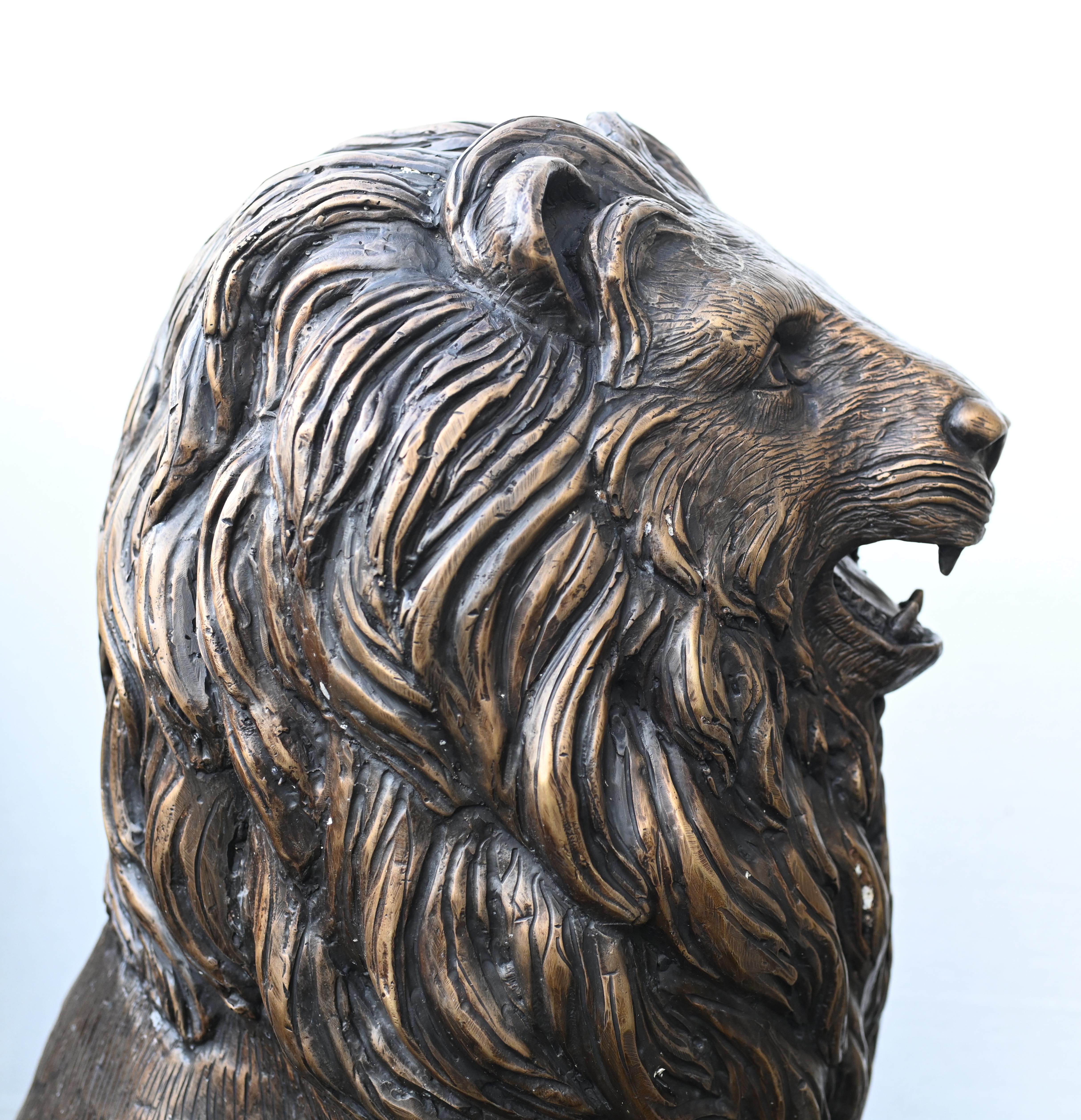 Paire de statues de gardiens en bronze représentant des lions coulés en vente 6