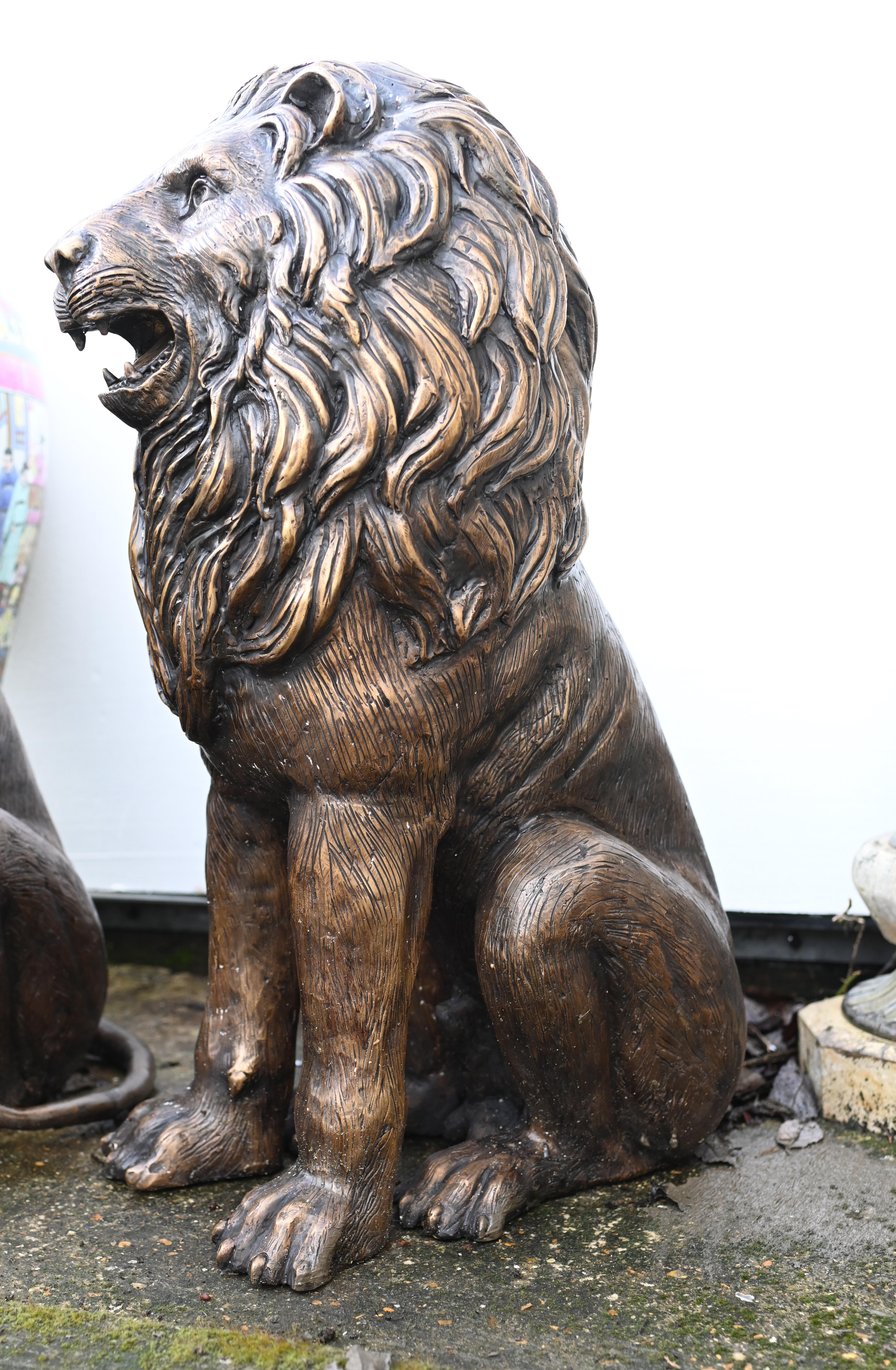 Bronze Paire de statues de gardiens en bronze représentant des lions coulés en vente