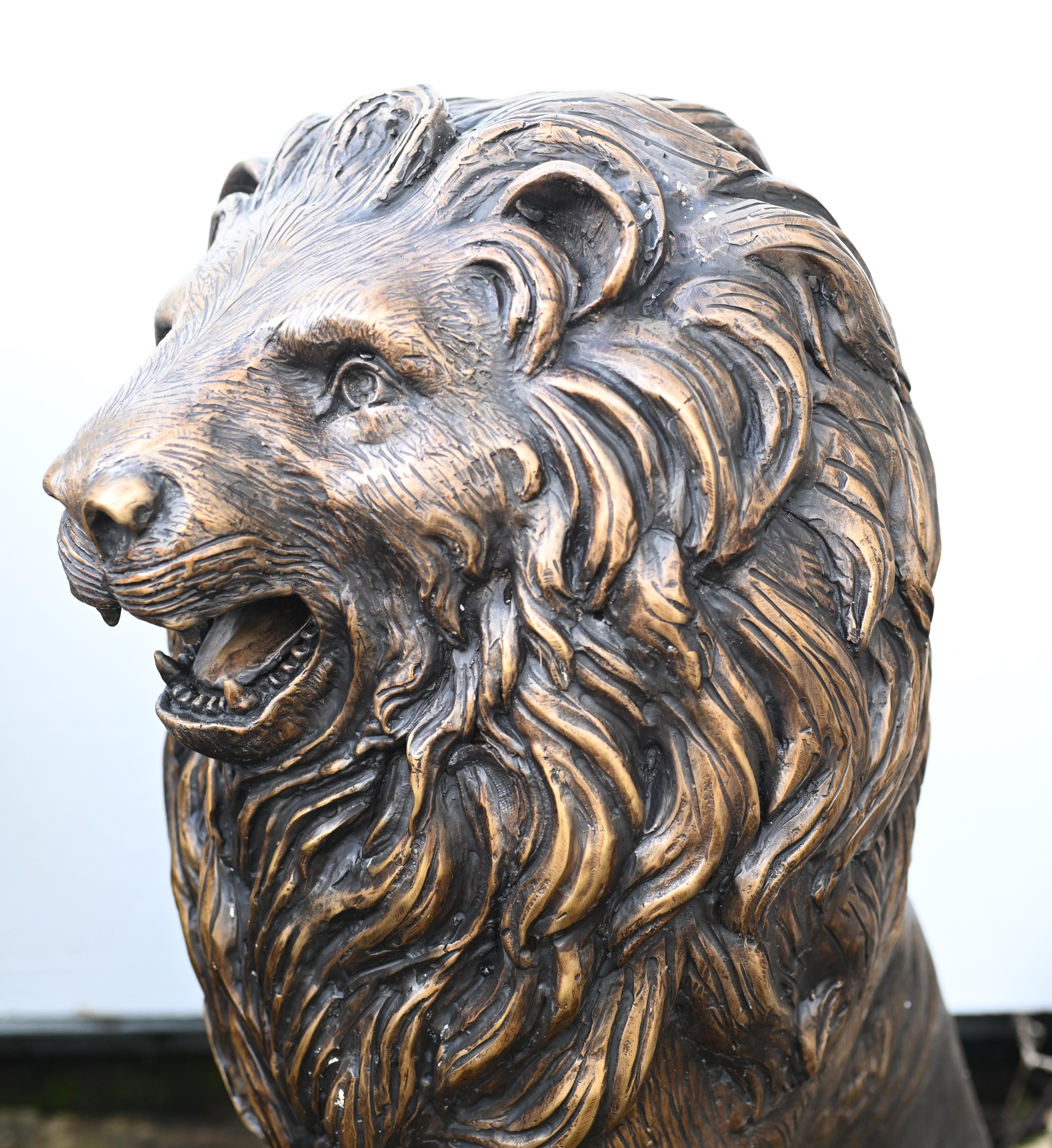 Paire de statues de gardiens en bronze représentant des lions coulés en vente 1