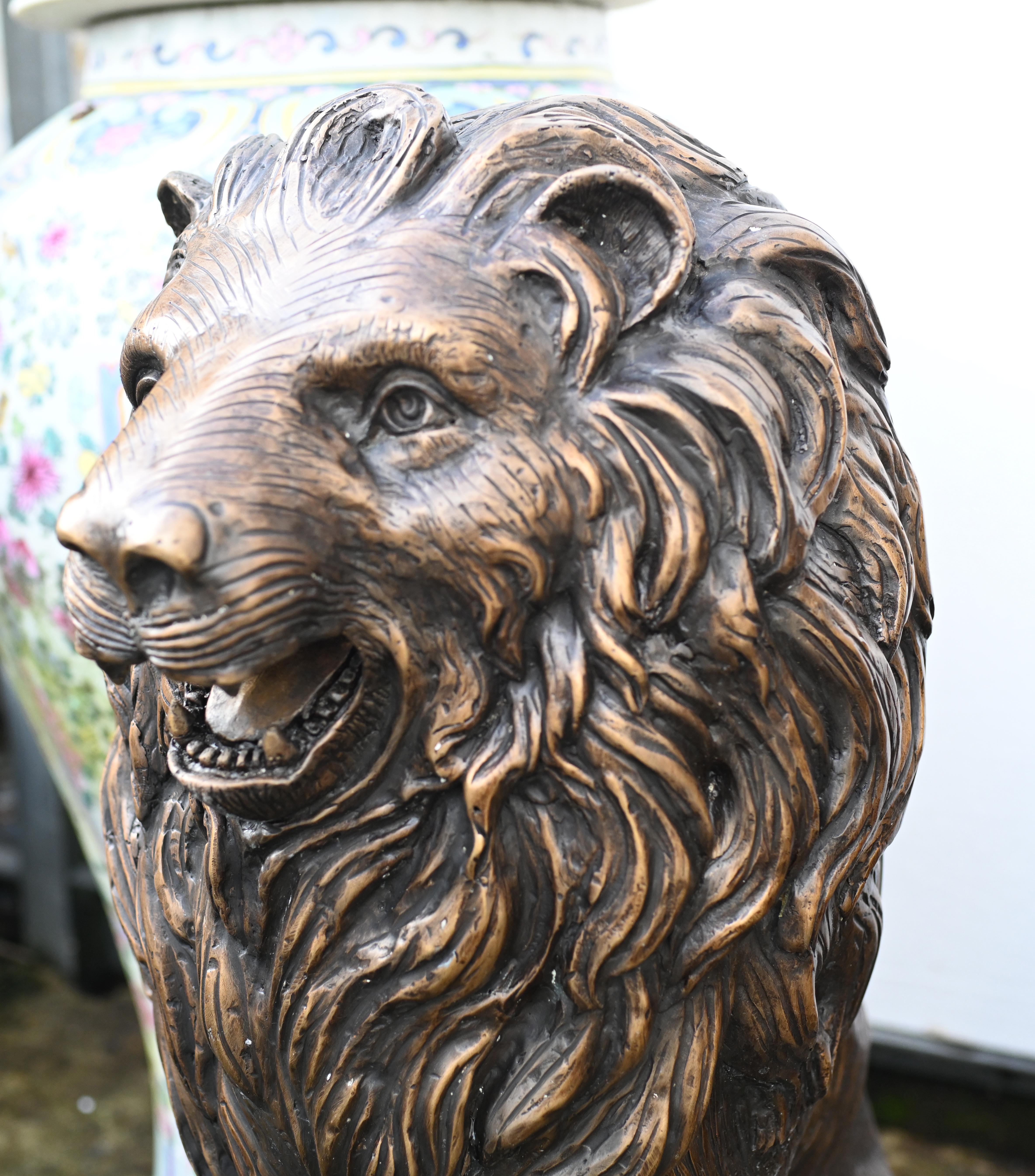 Paire de statues de gardiens en bronze représentant des lions coulés en vente 2