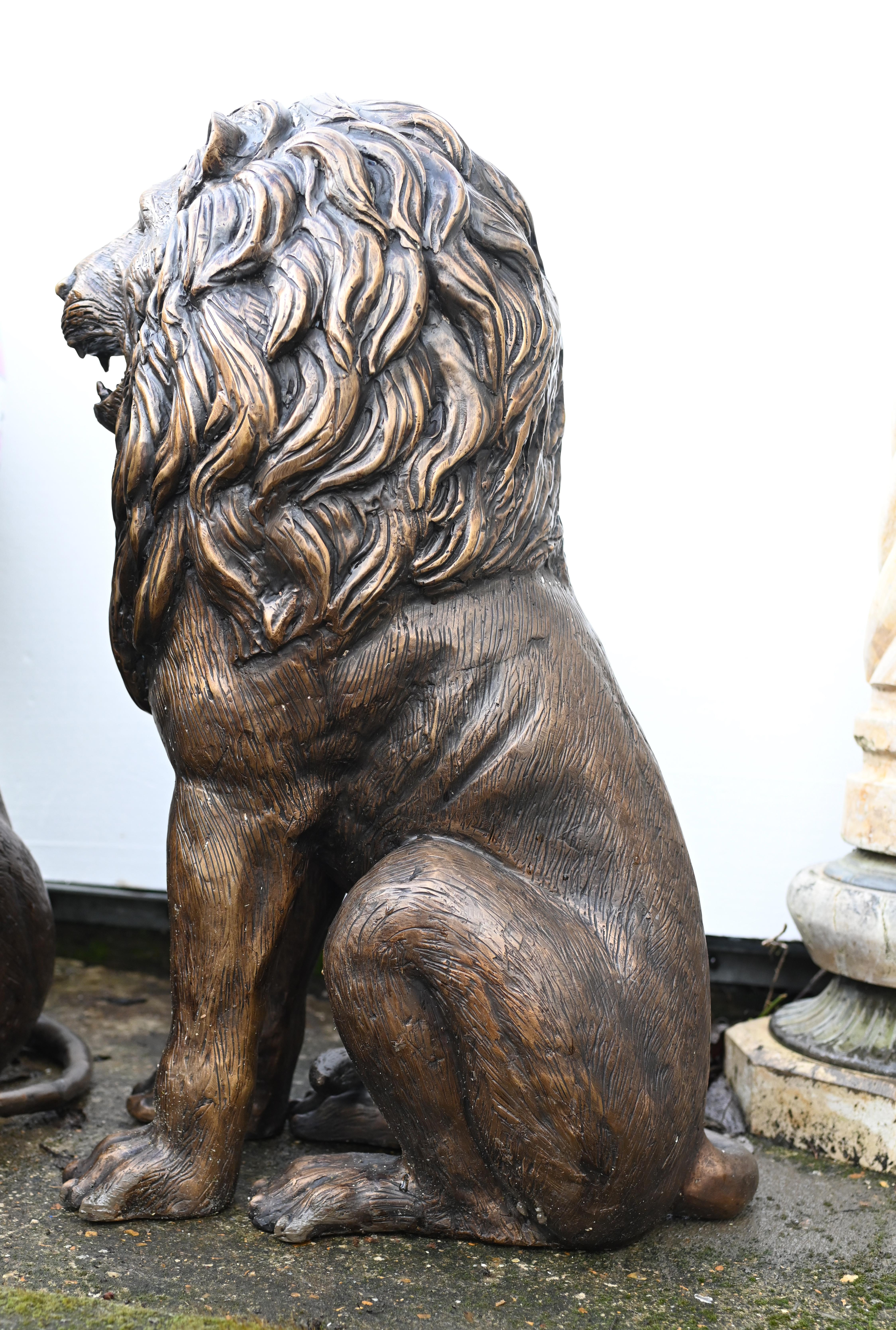 Paire de statues de gardiens en bronze représentant des lions coulés en vente 3