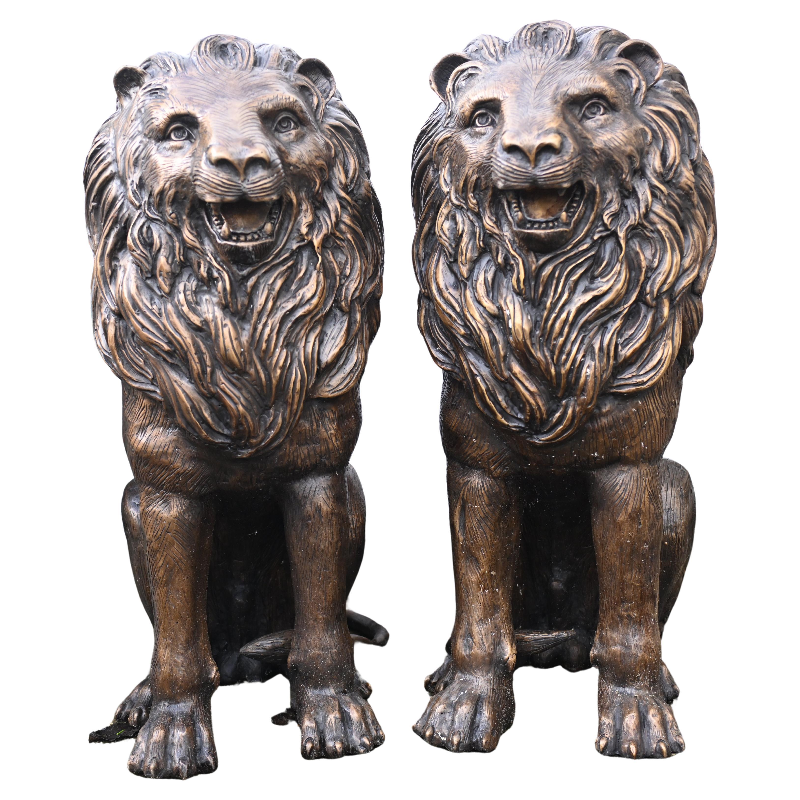 Paire de statues de gardiens en bronze représentant des lions coulés en vente