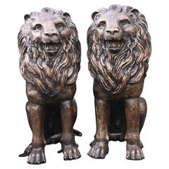 Paire de statues de gardiens en bronze représentant des lions coulés