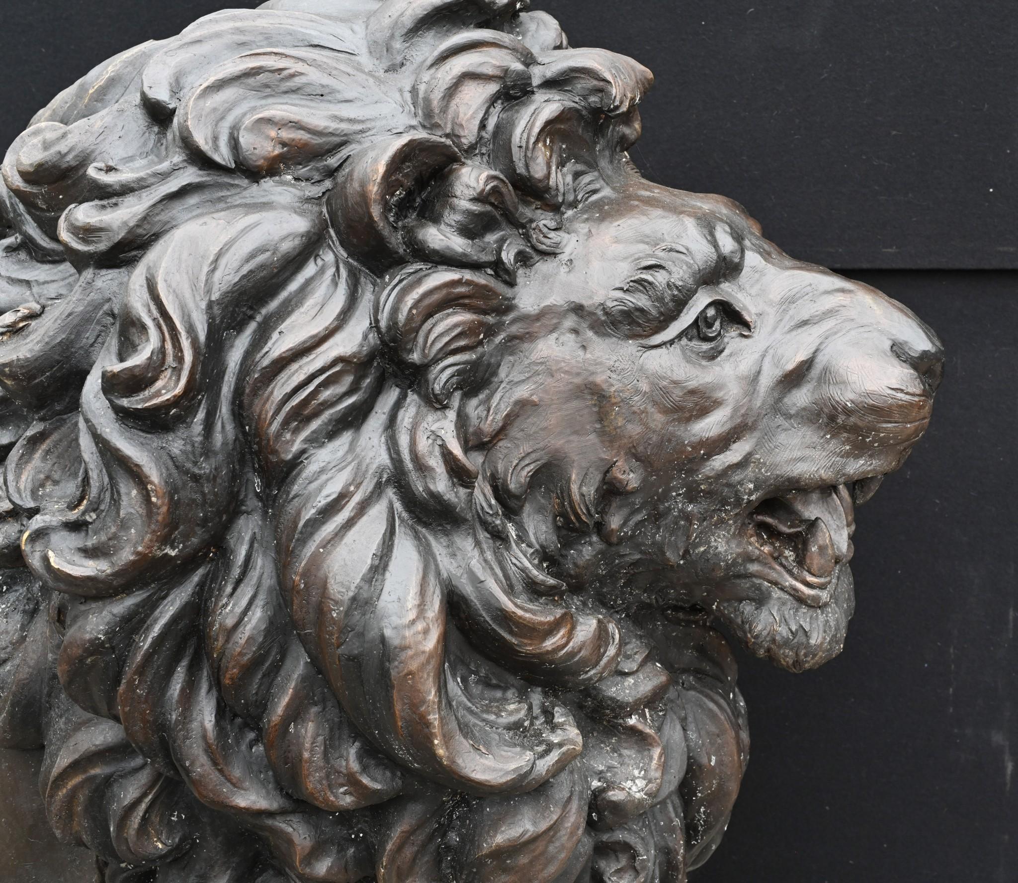 Paire de statues monumentales de lions en bronze représentant des gardiens Médicis en vente 7