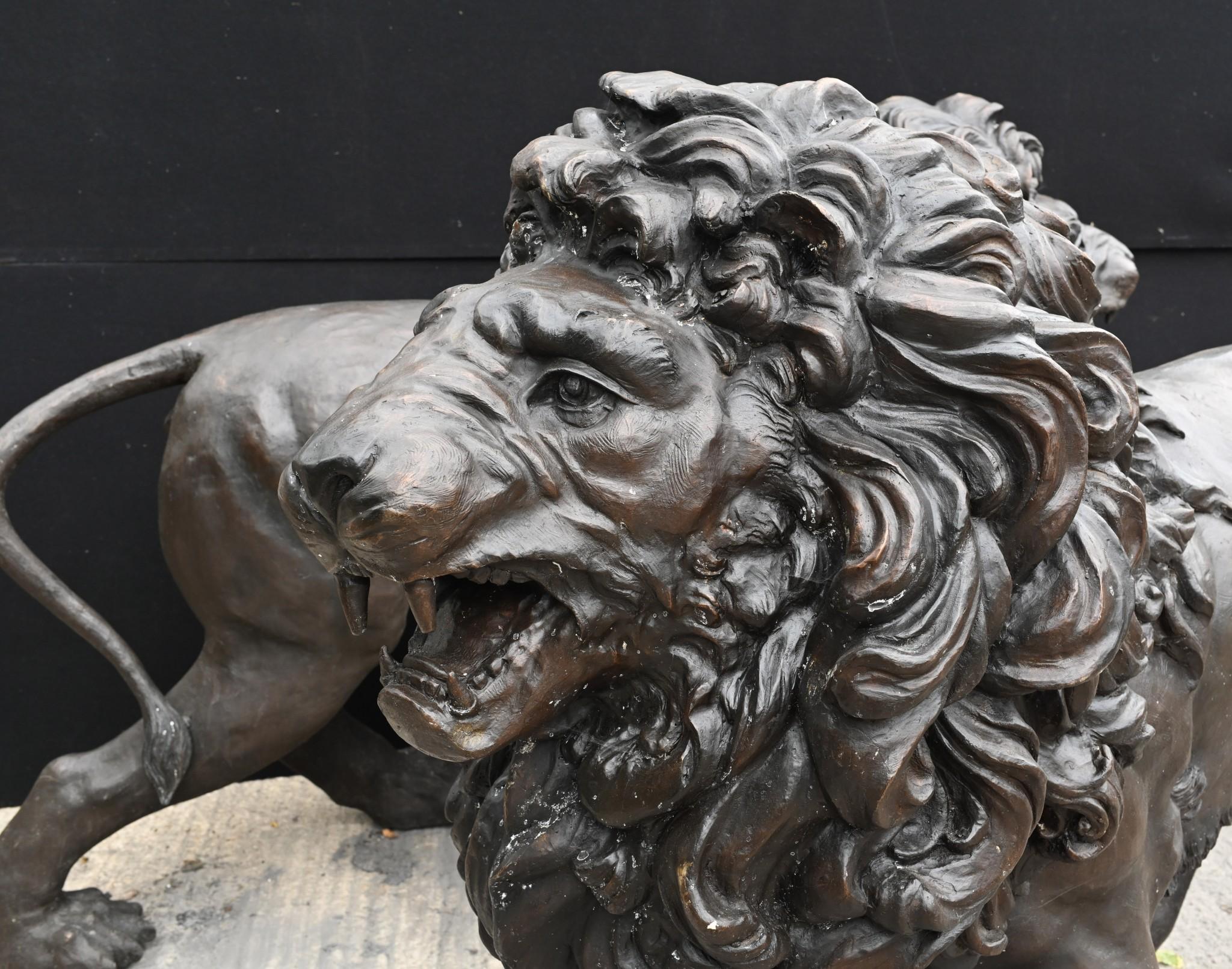 Paire de statues monumentales de lions en bronze représentant des gardiens Médicis en vente 8